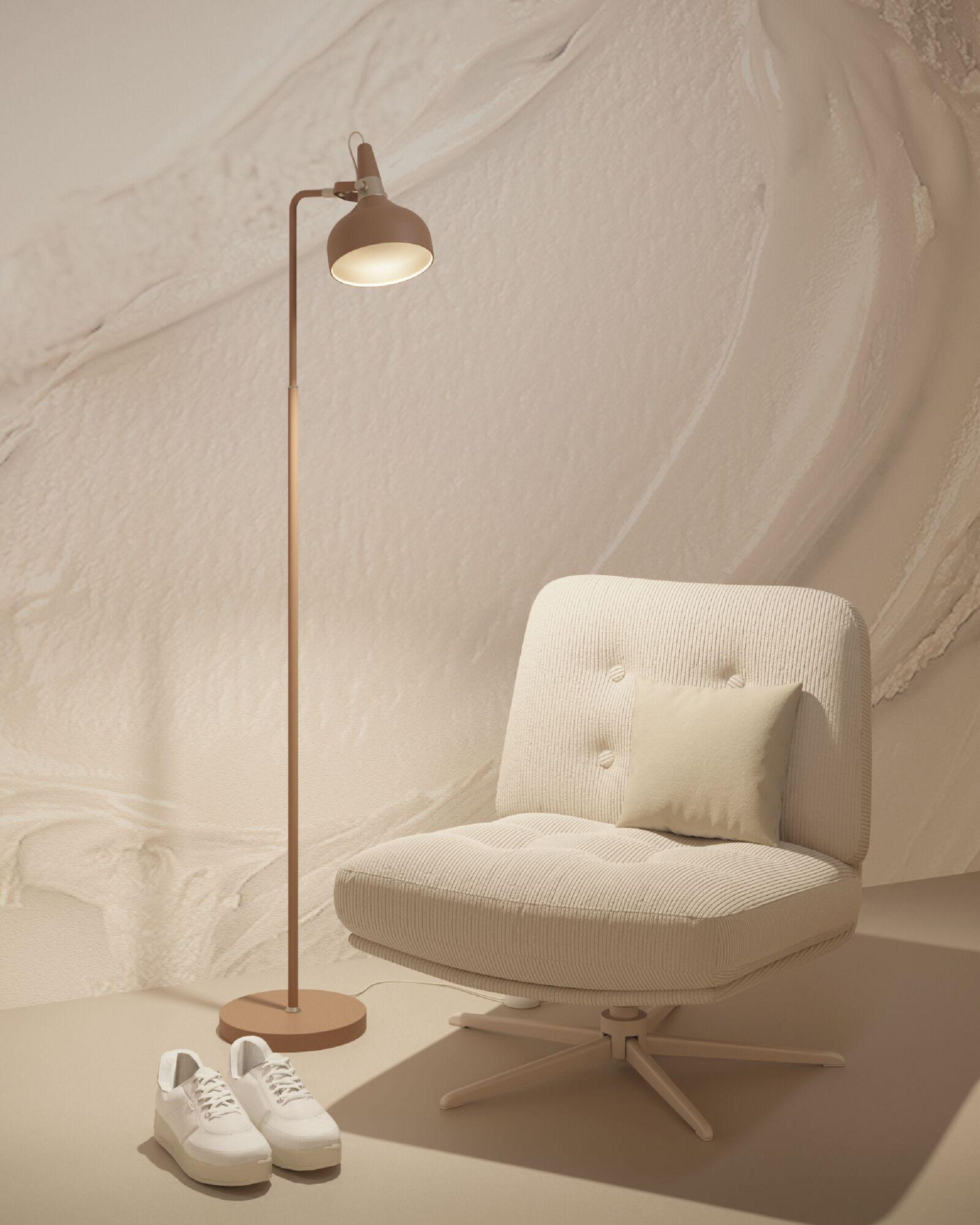 Beiger Stuhl, Lampe und Schuhe. Der Hintergrund ist eine strukturierte beige Wand.
