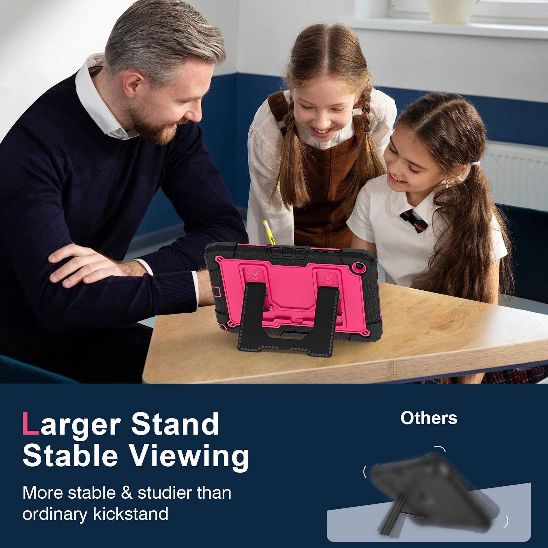 Ein Mann und zwei Mädchen betrachten ein Tablet mit pinkfarbener Hülle auf einem Ständer. Auf der linken Seite steht 'Larger Stand'.