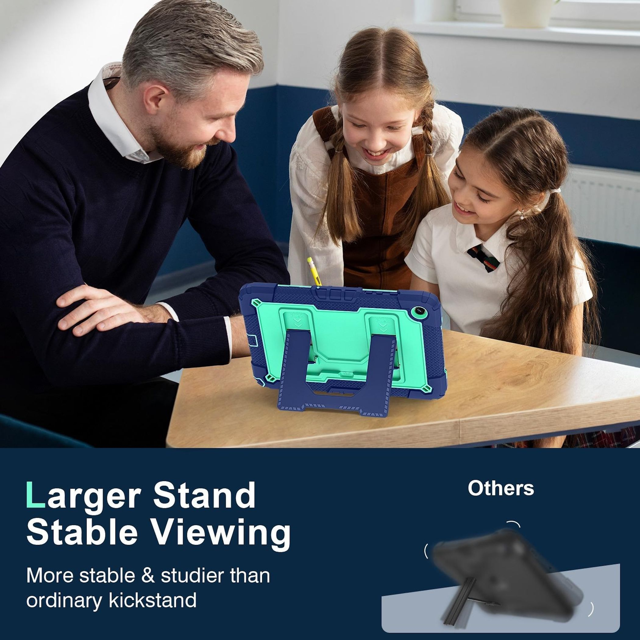 Ein Mann und zwei Mädchen betrachten ein Tablet mit Ständer. Das Tablet ist blaugrün. Der Ständer steht auf einem Holztisch.