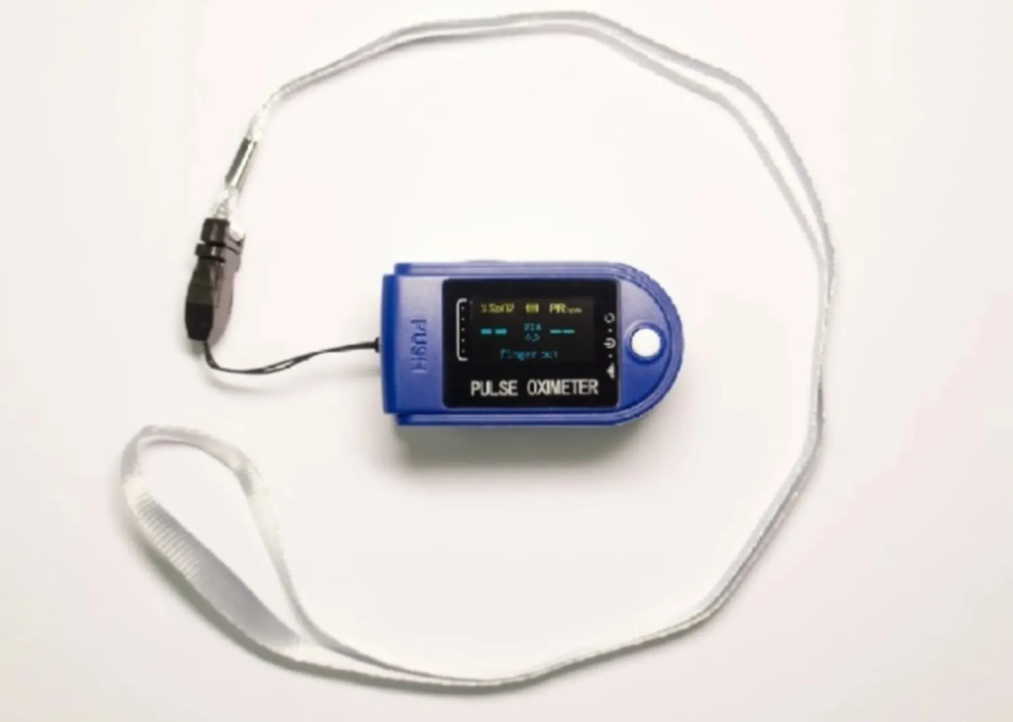 Blauer Pulsoximeter mit weißem Umhängeband auf weißer Oberfläche. Der Oximeter zeigt Messwerte an. Das Umhängeband ist geschlungen.