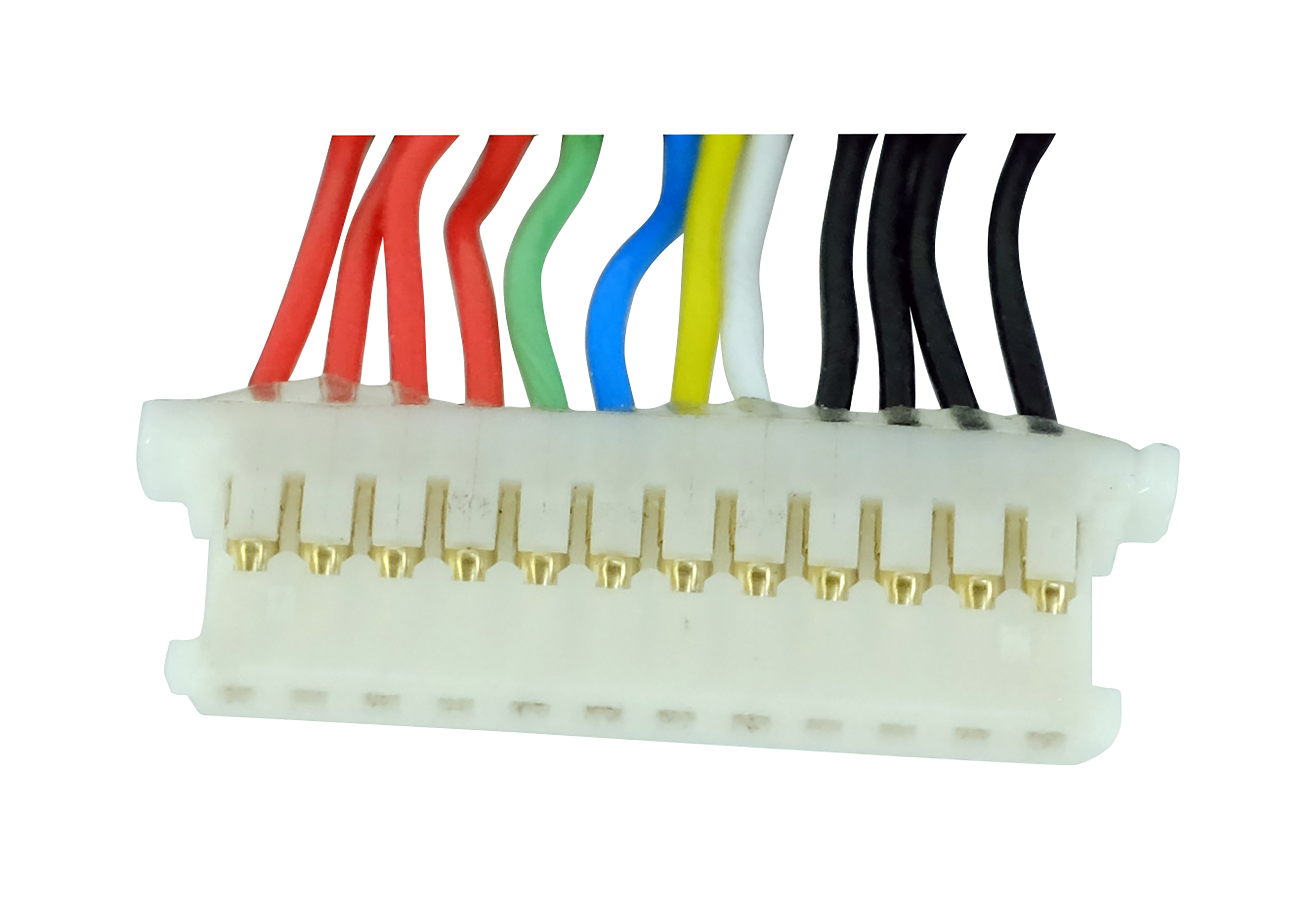 Ein weißer elektrischer Stecker mit mehreren farbigen Drähten: rot, grün, blau, gelb, weiß und schwarz, vor weißem Hintergrund.