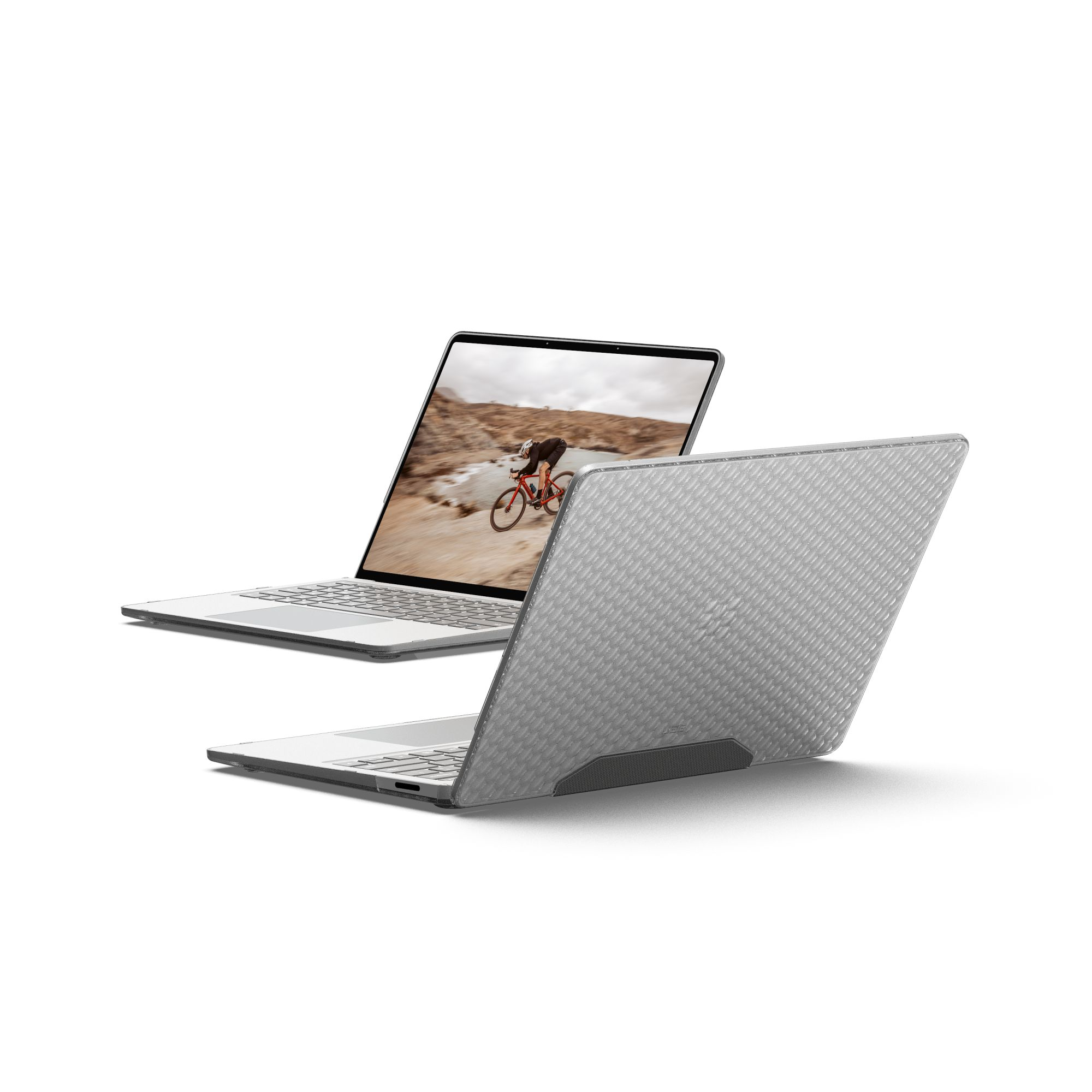 Zwei Laptops. Einer offen, mit einem Radfahrer auf einem Mountainbike. Der andere hat einen strukturierten, silbernen Deckel.