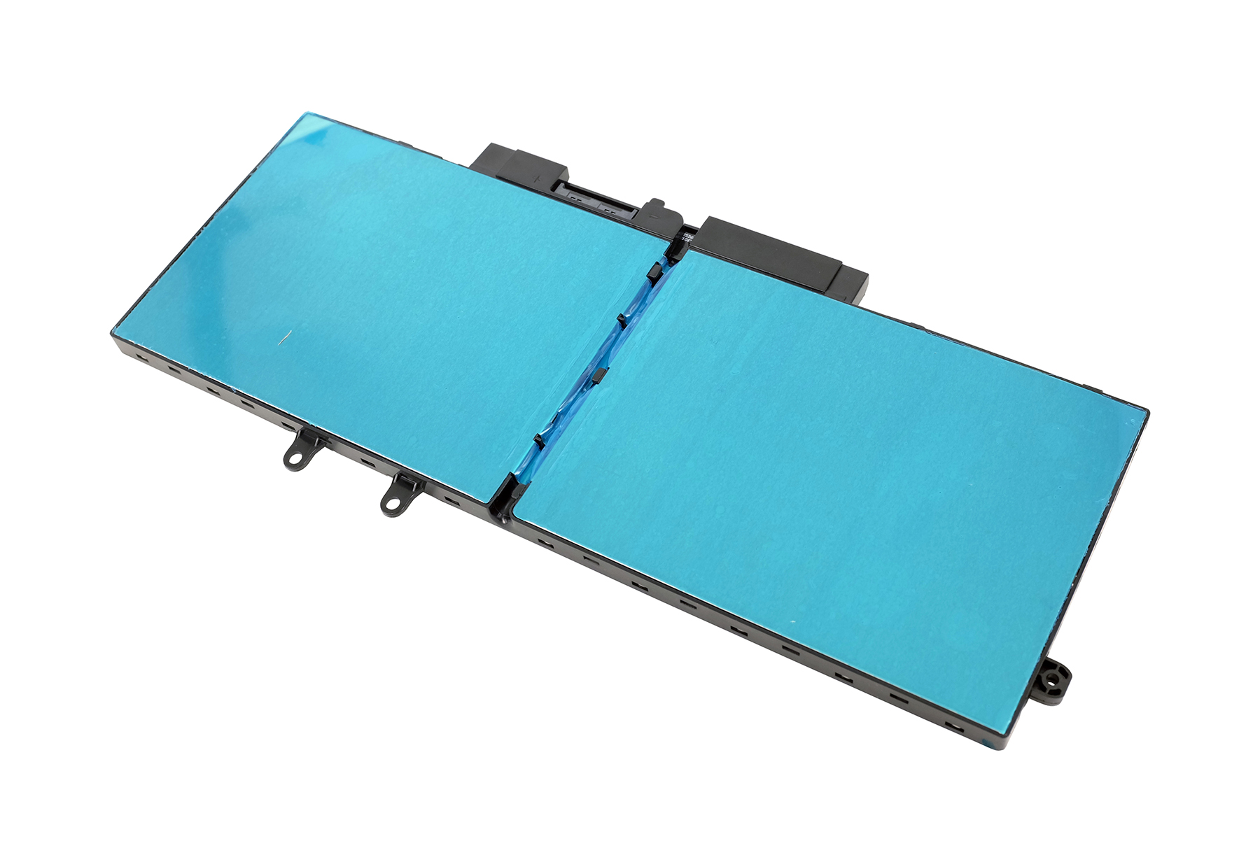 Ein rechteckiger Laptop-Akku mit blauer Oberfläche, schwarzem Rahmen und Anschlüssen, isoliert auf weißem Hintergrund.