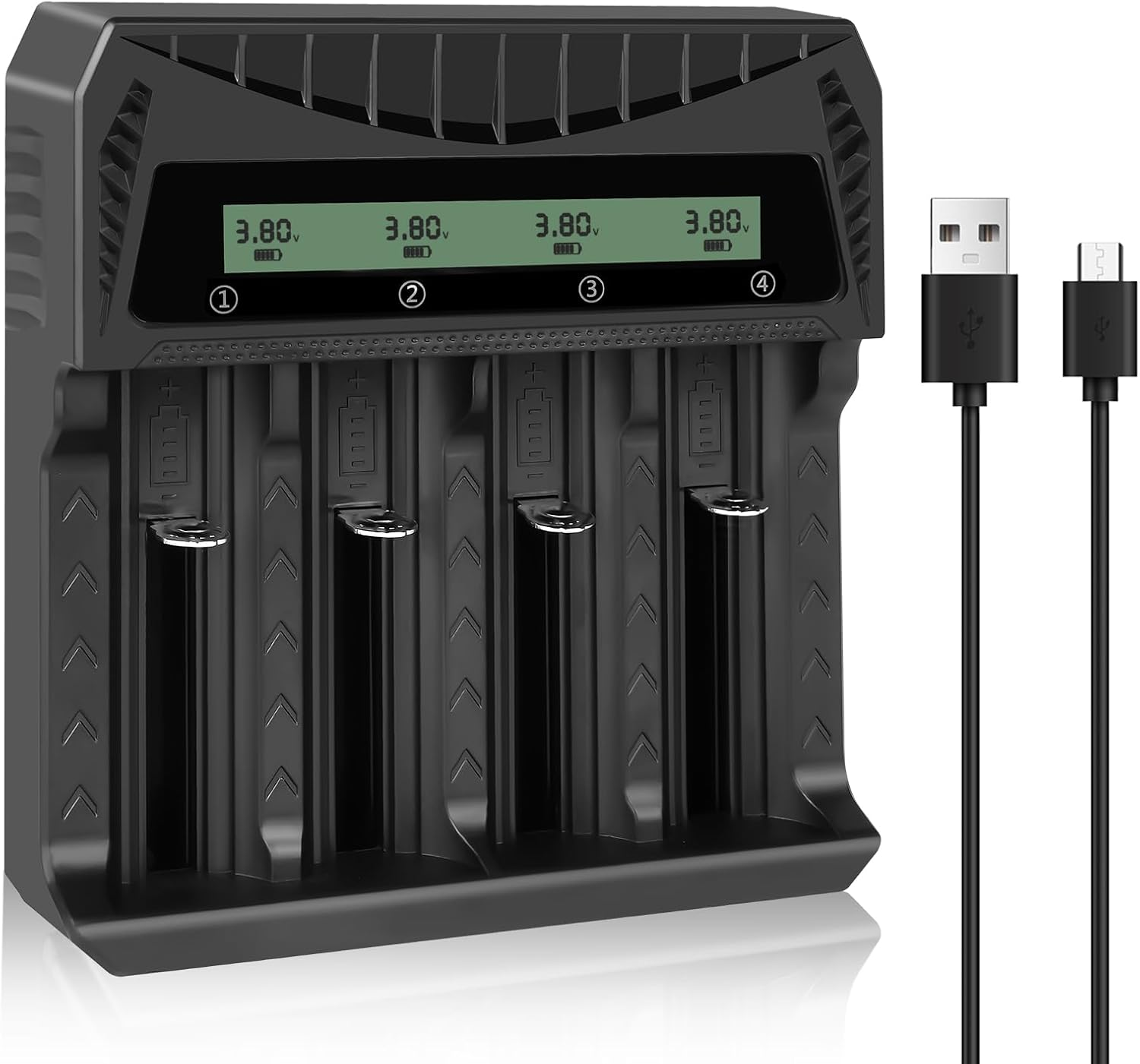 Schwarzes Batterieladegerät mit Digitalanzeige, die die Spannung anzeigt. USB-Kabel rechts. Vier Steckplätze zum Aufladen.