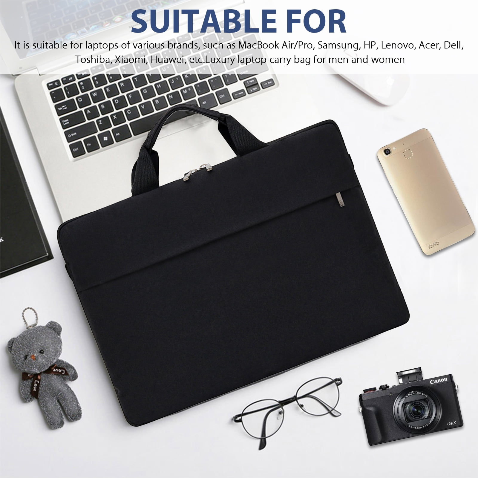 Schwarze Laptoptasche, Brille, Telefon, Kamera, Teddybär und Laptop auf weißer Oberfläche.