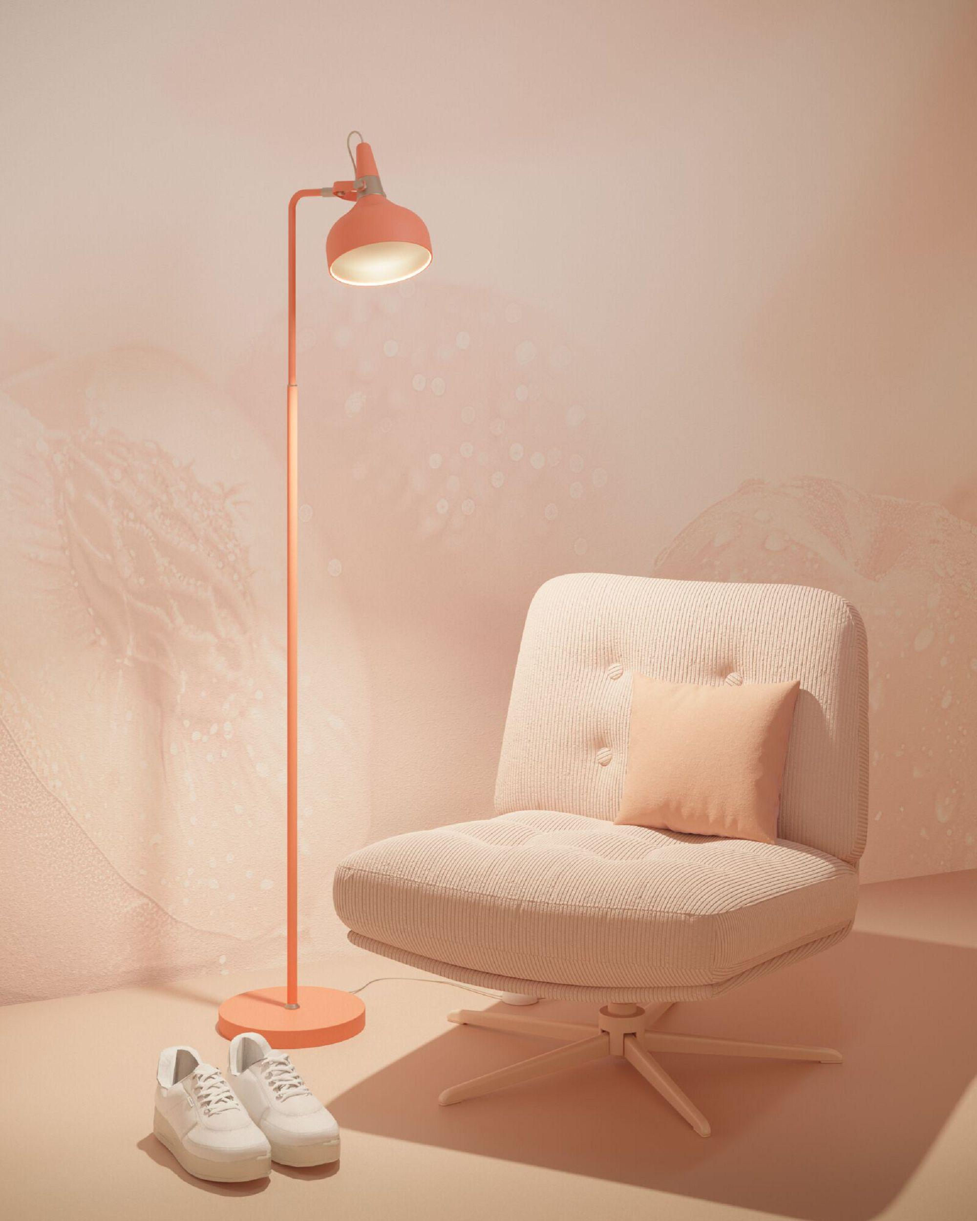 Pokój w kolorze brzoskwini z krzesłem, lampą i butami. Krzesło ma poduszkę. Lampa jest włączona. Białe buty na podłodze.