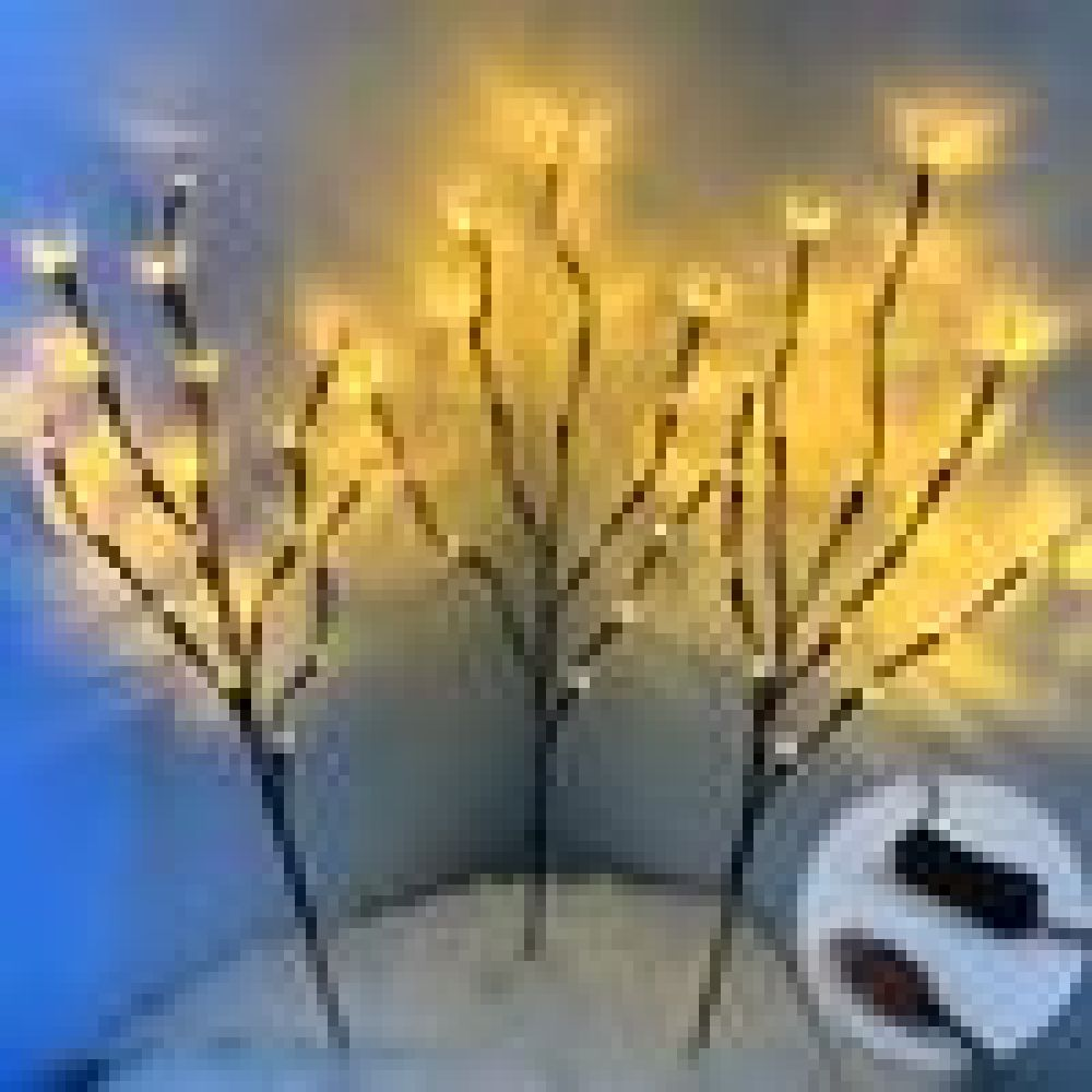 Dekoration mit beleuchteten Ästen mit vielen kleinen Lichtern. Eine Fernbedienung liegt auf einer weißen Platte. Der Hintergrund ist blau und gelb.