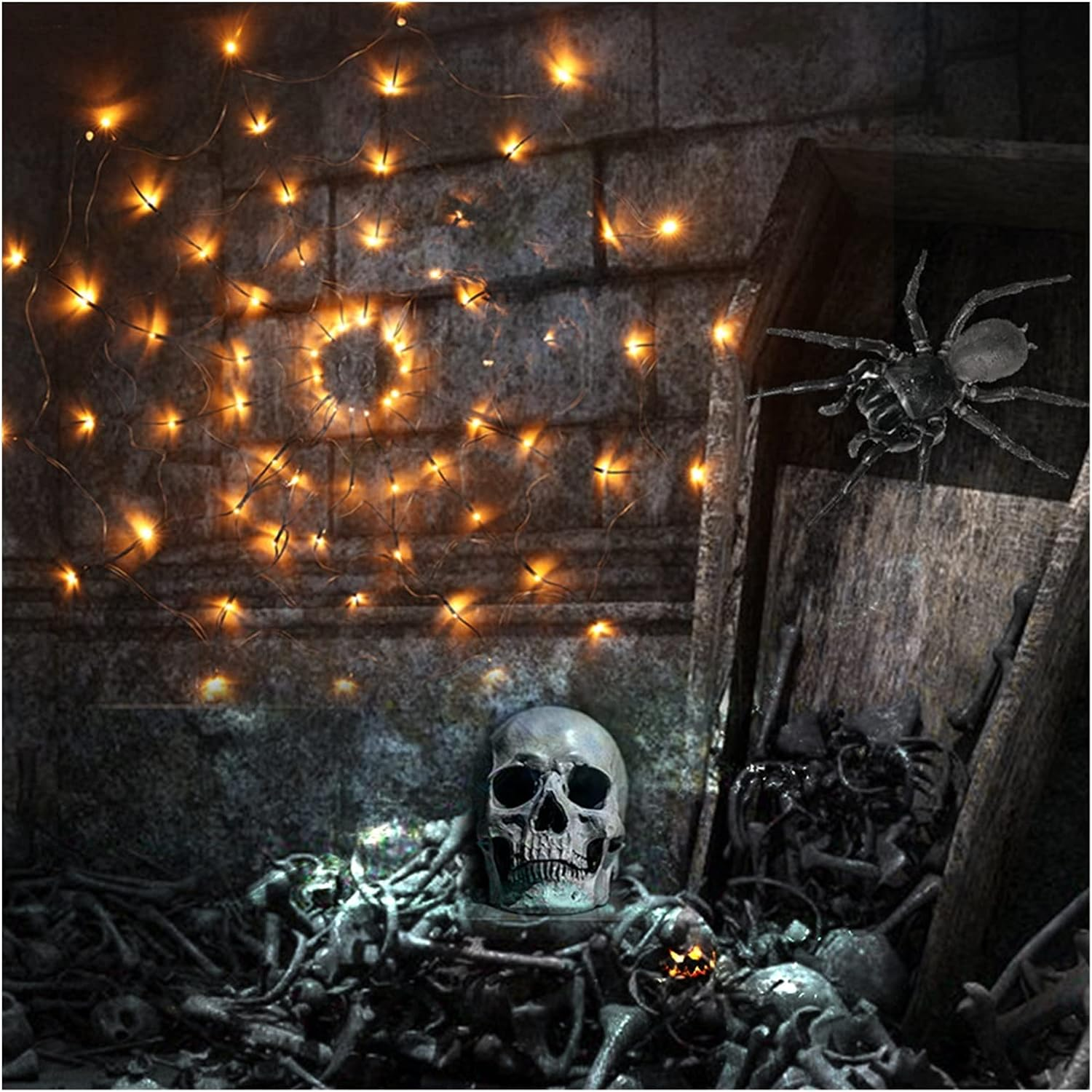 Eine gruselige Halloween-Szene mit Totenkopf, Spinne, Sarg und Knochen, beleuchtet von Lichterketten. Die Umgebung ist dunkel und unheilvoll.