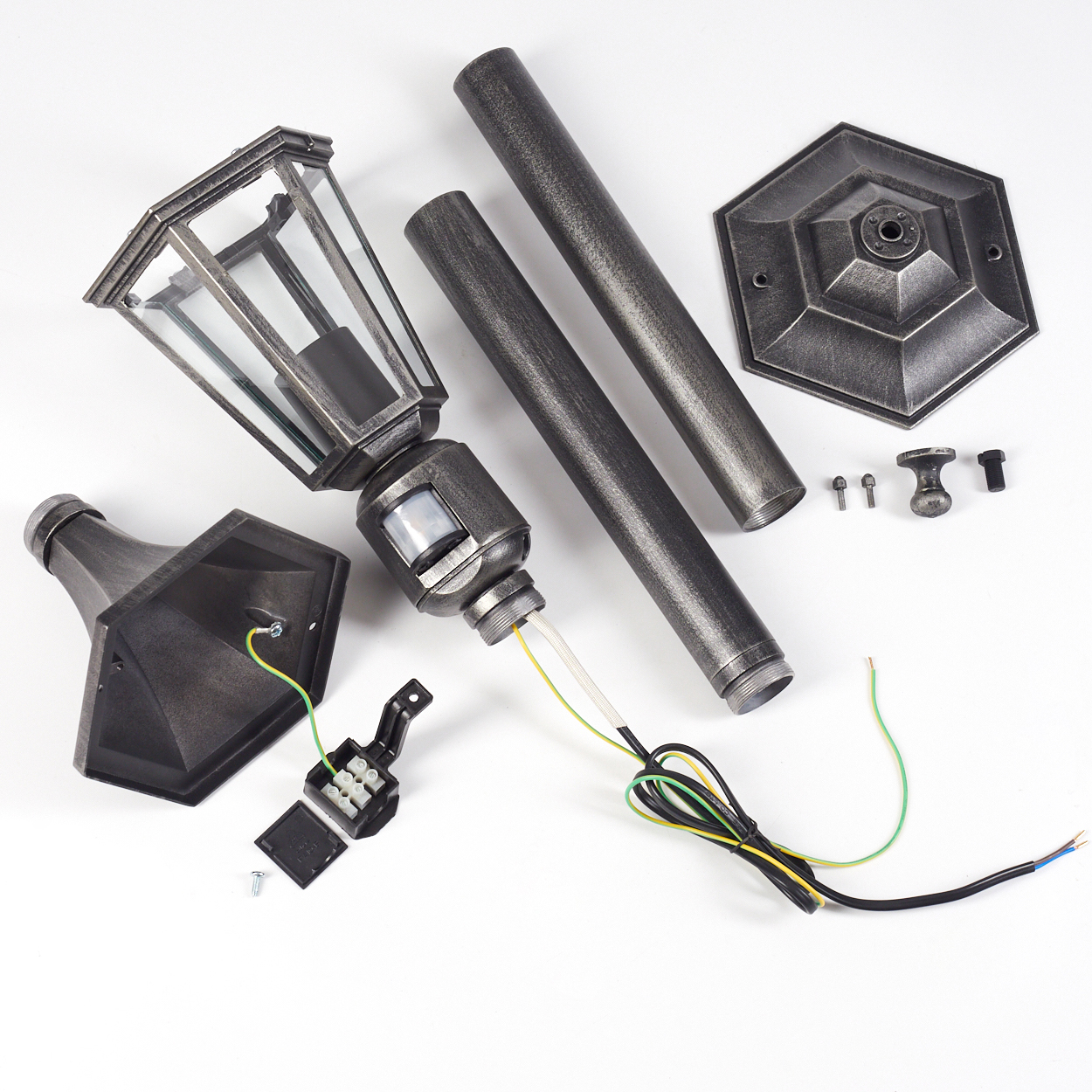 Zerlegte Teile einer Außenlampe auf weißem Hintergrund. Enthält Lampenkopf, Stangen, Sockel und elektrische Komponenten.