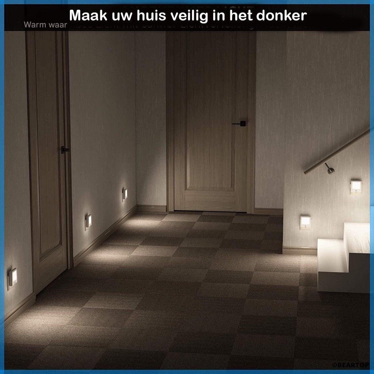 Ein Flur beleuchtet mit quadratischen Lichtern. Türen und eine Treppe sind sichtbar. Der Boden hat ein Schachbrettmuster, mit Text oben.