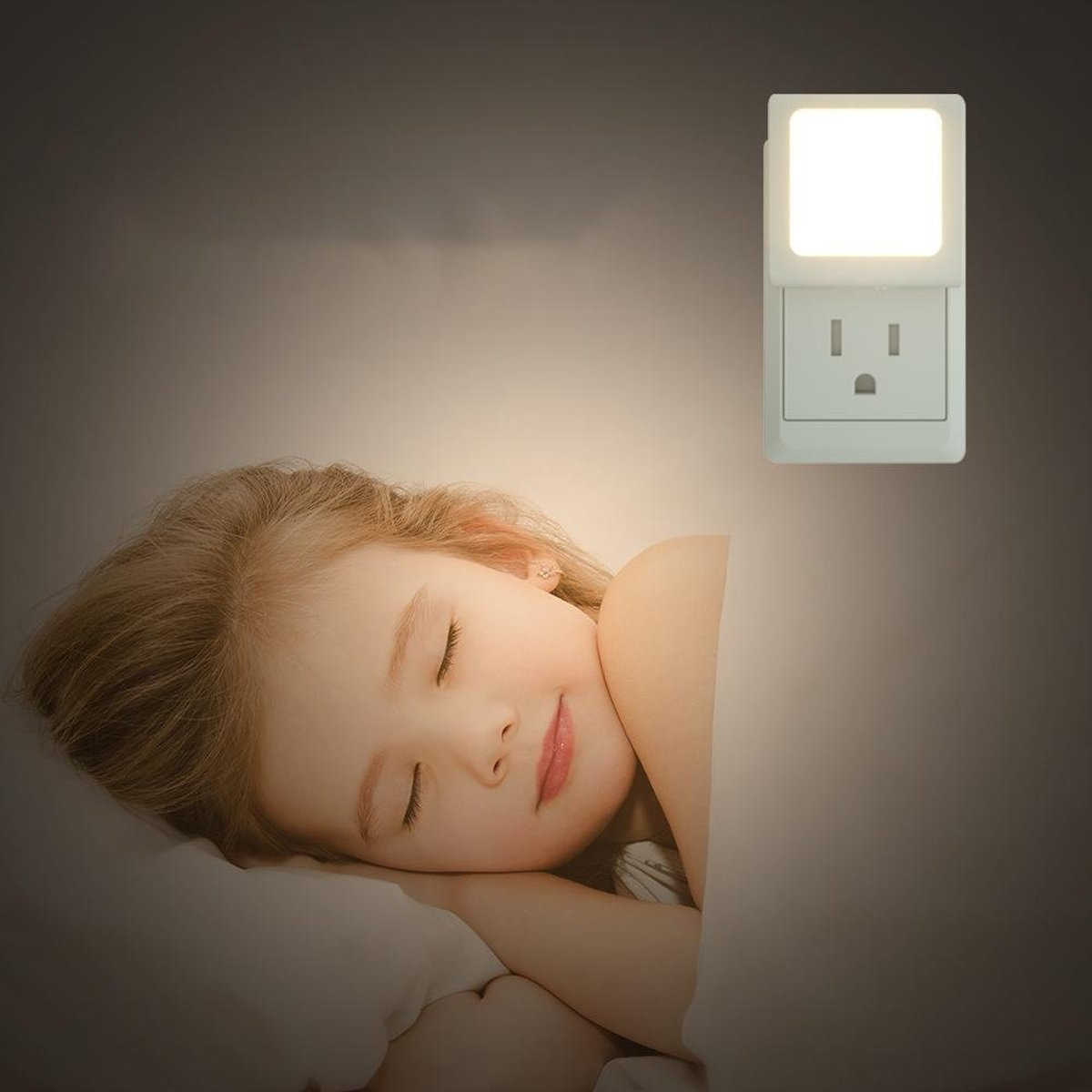 Ein schlafendes Kind wird von einem Nachtlicht beleuchtet, das in die Wand gesteckt ist. Das Kind liegt unter einer Decke, und das Licht leuchtet.