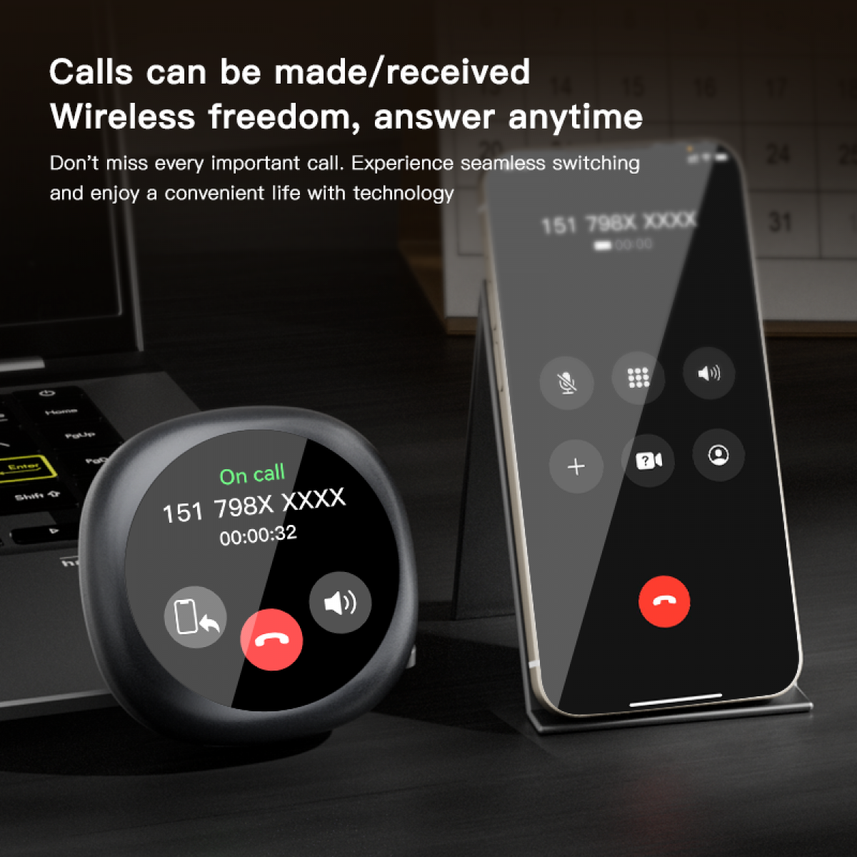 Ein Telefon und ein schwarzes Gerät mit Bildschirm liegen auf einem Schreibtisch. Das Telefon zeigt einen Anruf an.