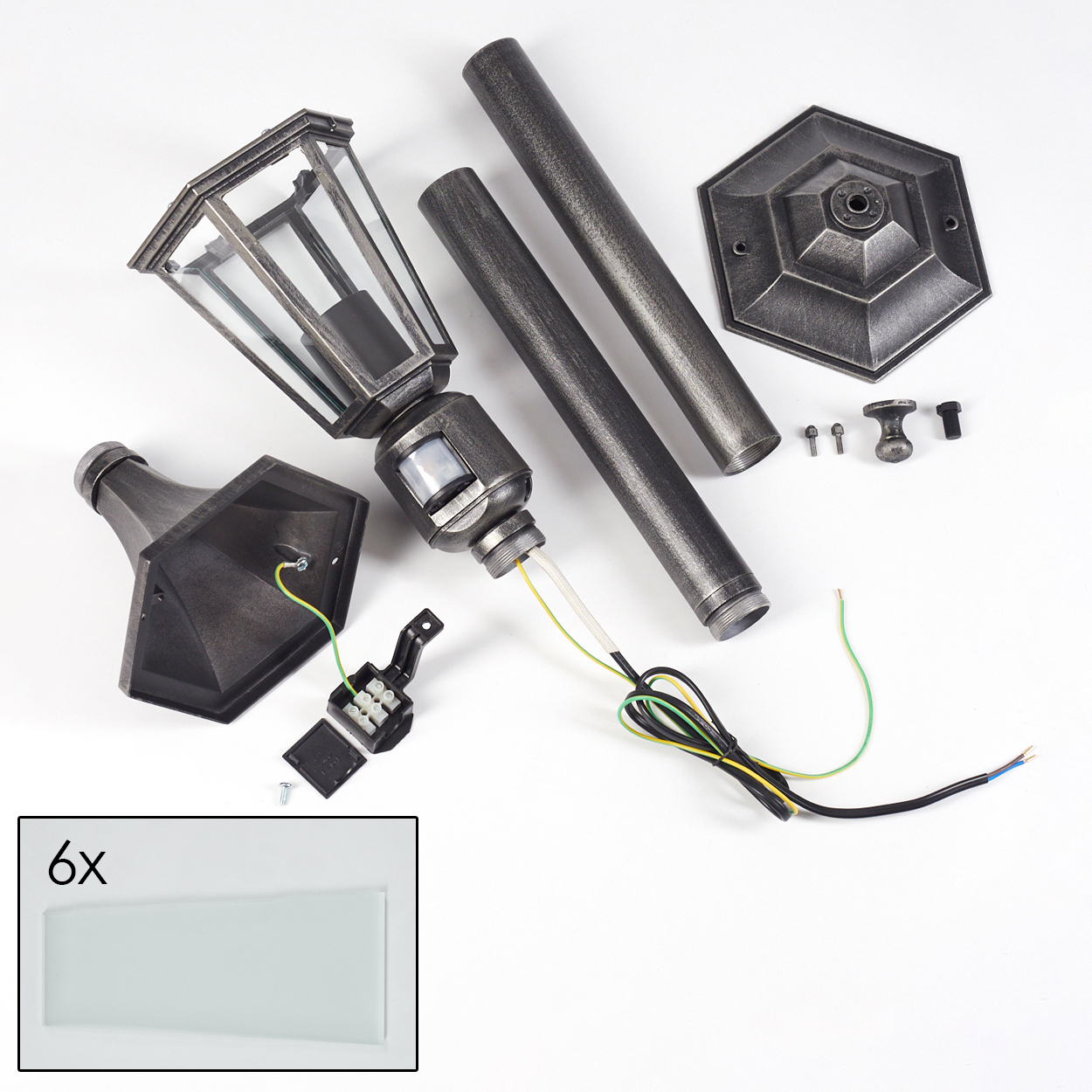 Zerlegte Teile einer Außenlampe: Lampenkopf, Stangen, Sockel, Kabel und Schrauben. Außerdem sind sechs rechteckige Glasscheiben zu sehen.