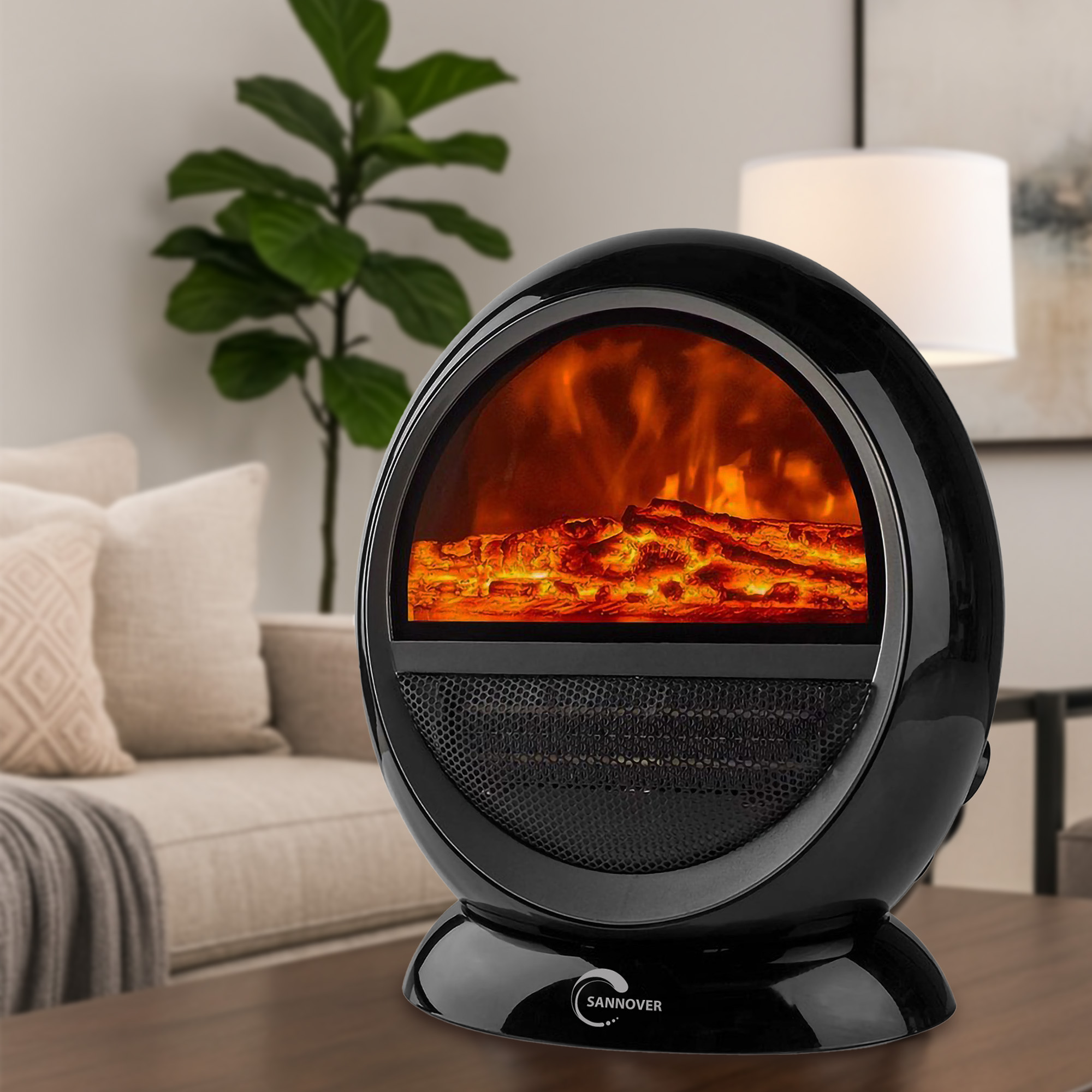 Schwarzer Elektrokamin mit künstlichen Flammen auf einem Holztisch. Im Hintergrund ein Sofa, eine Pflanze und eine Lampe.