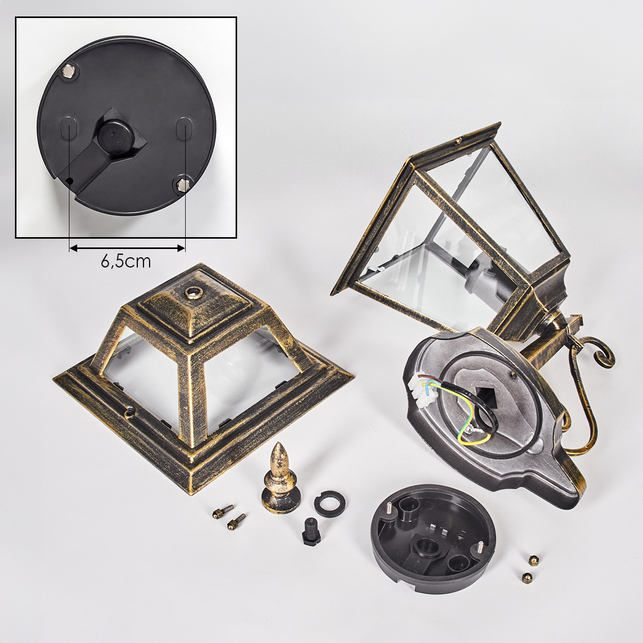 Zerlegte Außenlampe mit Glasscheiben und ornamentalem Goldrahmen. Komponenten umfassen Basis, Oberteil, Schrauben und Verkabelung.