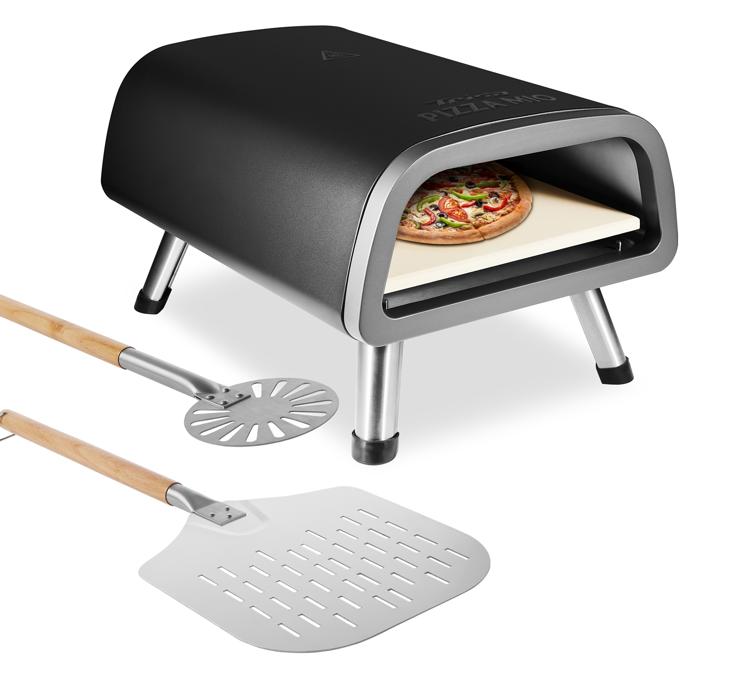 Ein Pizzaofen mit einer Pizza darin und zwei Pizza-Werkzeugen. Der Ofen ist schwarz mit silbernen Akzenten, eine Pizza liegt auf einem weißen Stein.