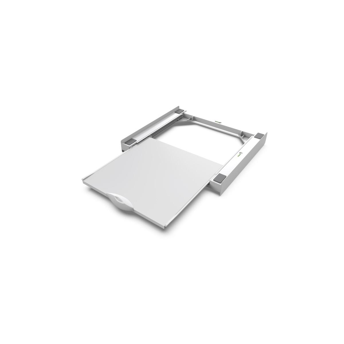 Una bandeja rectangular blanca sobre un marco de metal. La bandeja está ligeramente extraída, con un asa curvada. Aislada sobre fondo blanco.