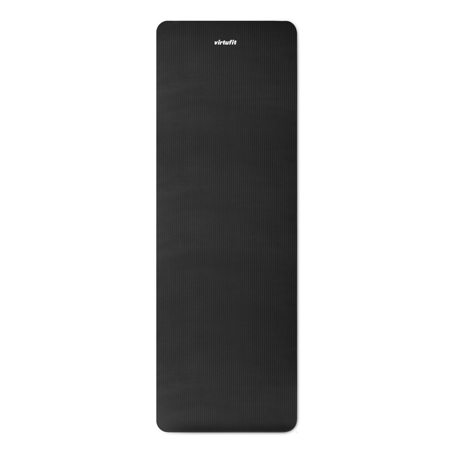 Eine schwarze rechteckige Yogamatte mit dem Wort "virtufit" oben. Die Matte hat eine strukturierte Oberfläche und abgerundete Kanten.