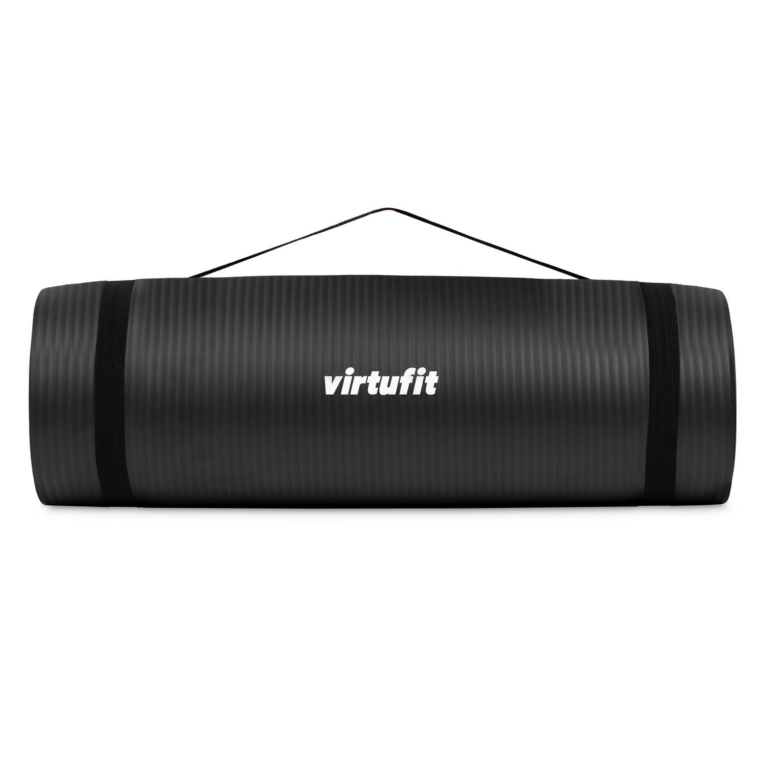 Eine aufgerollte schwarze Virtufit-Yogamatte mit schwarzem Gurt. Sie hat einen Griff und befindet sich auf weißem Hintergrund.