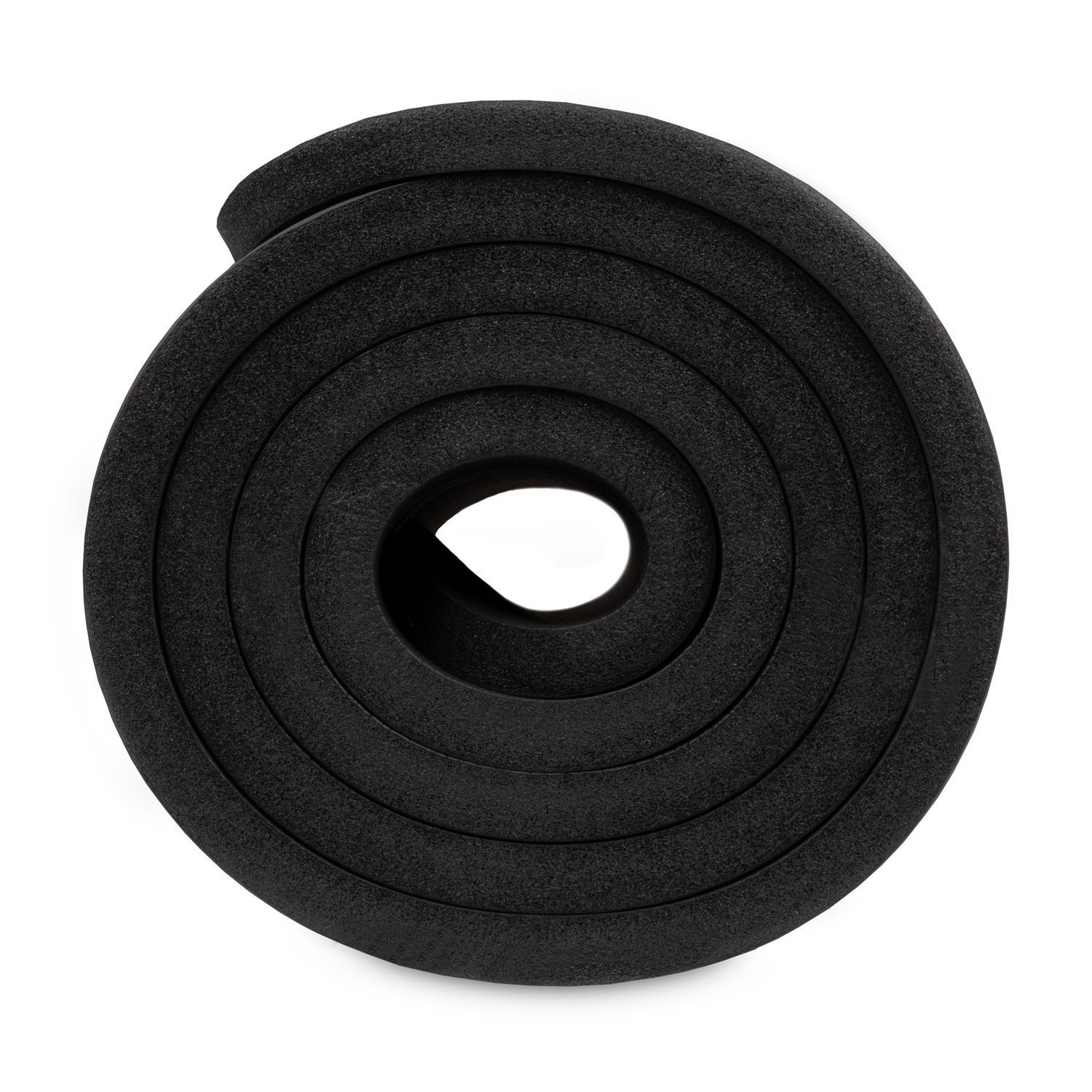 Eine aufgerollte schwarze Yogamatte auf weißem Hintergrund. Die Matte ist kreisförmig mit einem zentralen Loch.