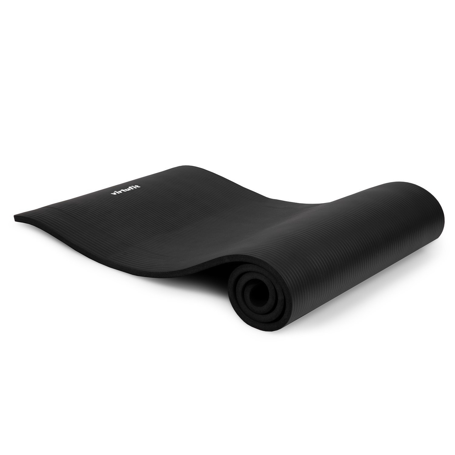 Eine teilweise aufgerollte schwarze Yogamatte auf weißem Hintergrund. Der Markenname 'virtufit' ist sichtbar.
