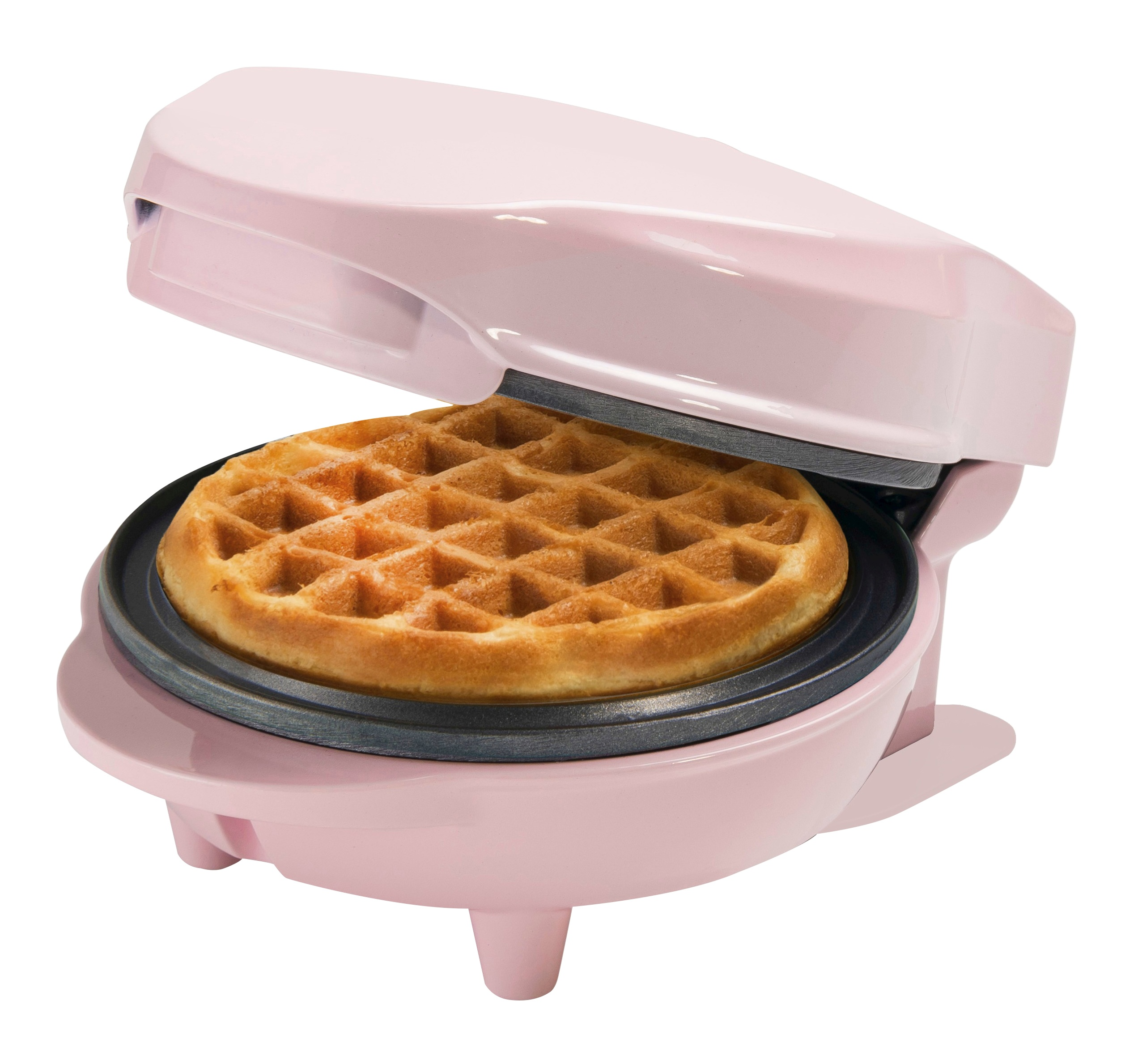 Ein rosa Waffeleisen mit offenem Deckel. Ein goldbrauner Waffel ist darin. Weißer Hintergrund.