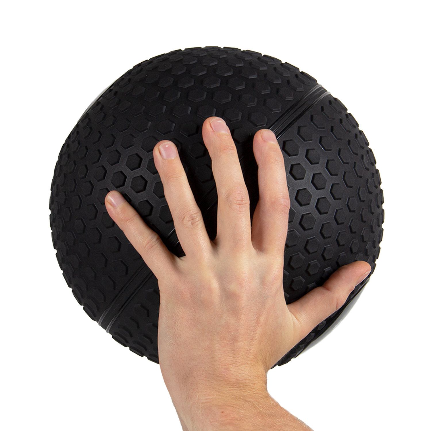Eine Hand hält einen schwarzen Medizinball mit sechseckigem Muster. Der Hintergrund ist weiß.