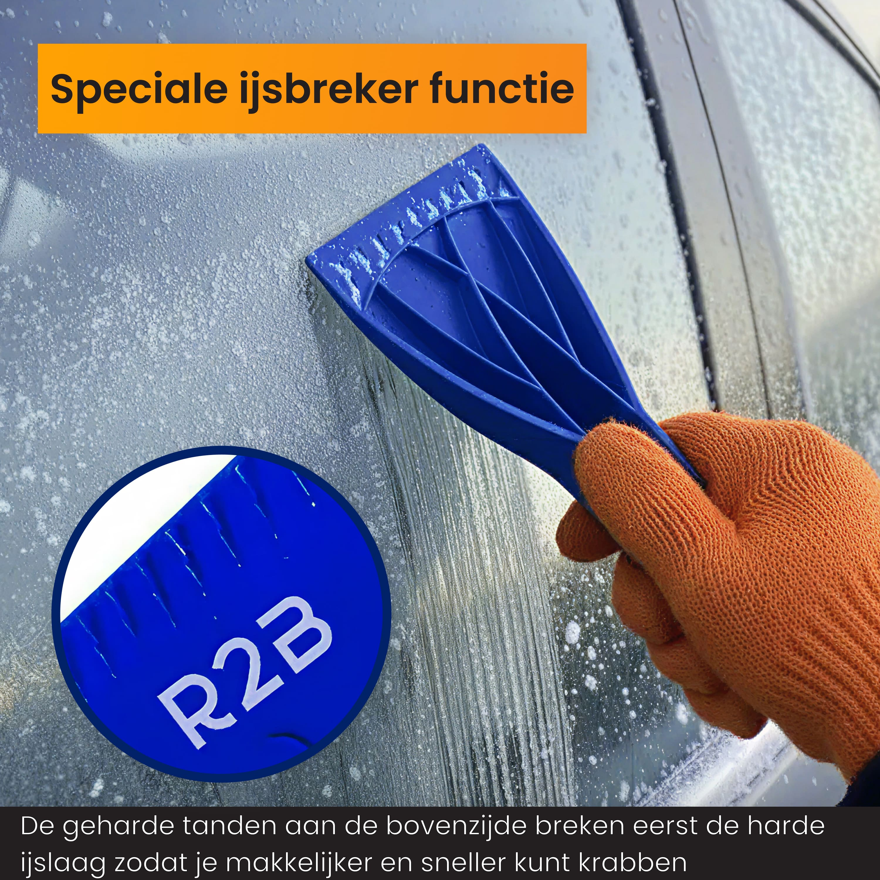 Eine Hand mit orangefarbenem Handschuh hält einen blauen Eisschaber und entfernt Eis von einem Fenster. Niederländischer Text.