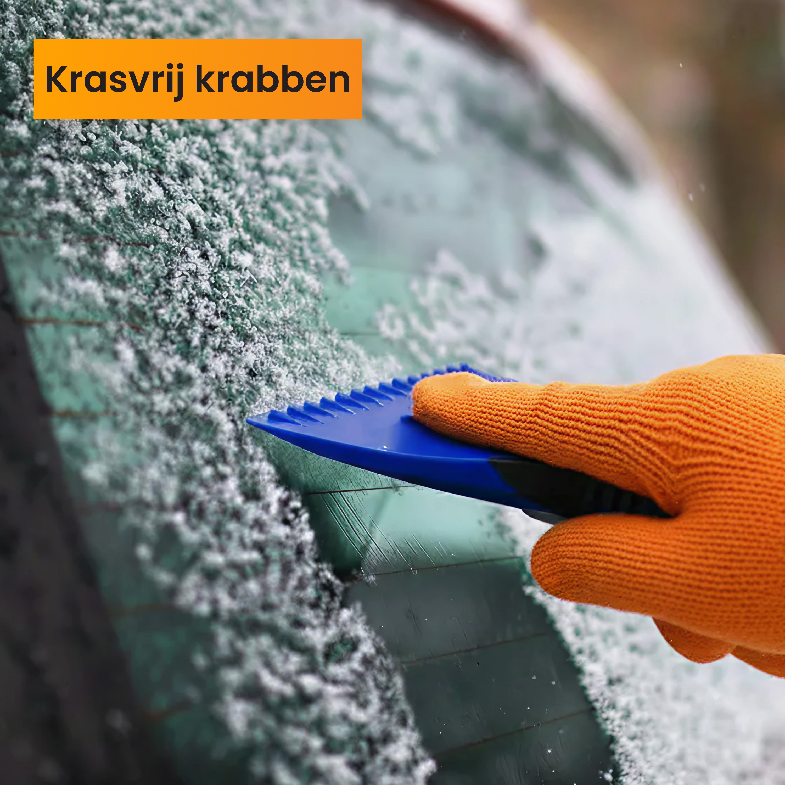 Eine Hand mit orangefarbenem Handschuh hält einen blauen Eisschaber und entfernt Schnee von einer Windschutzscheibe.