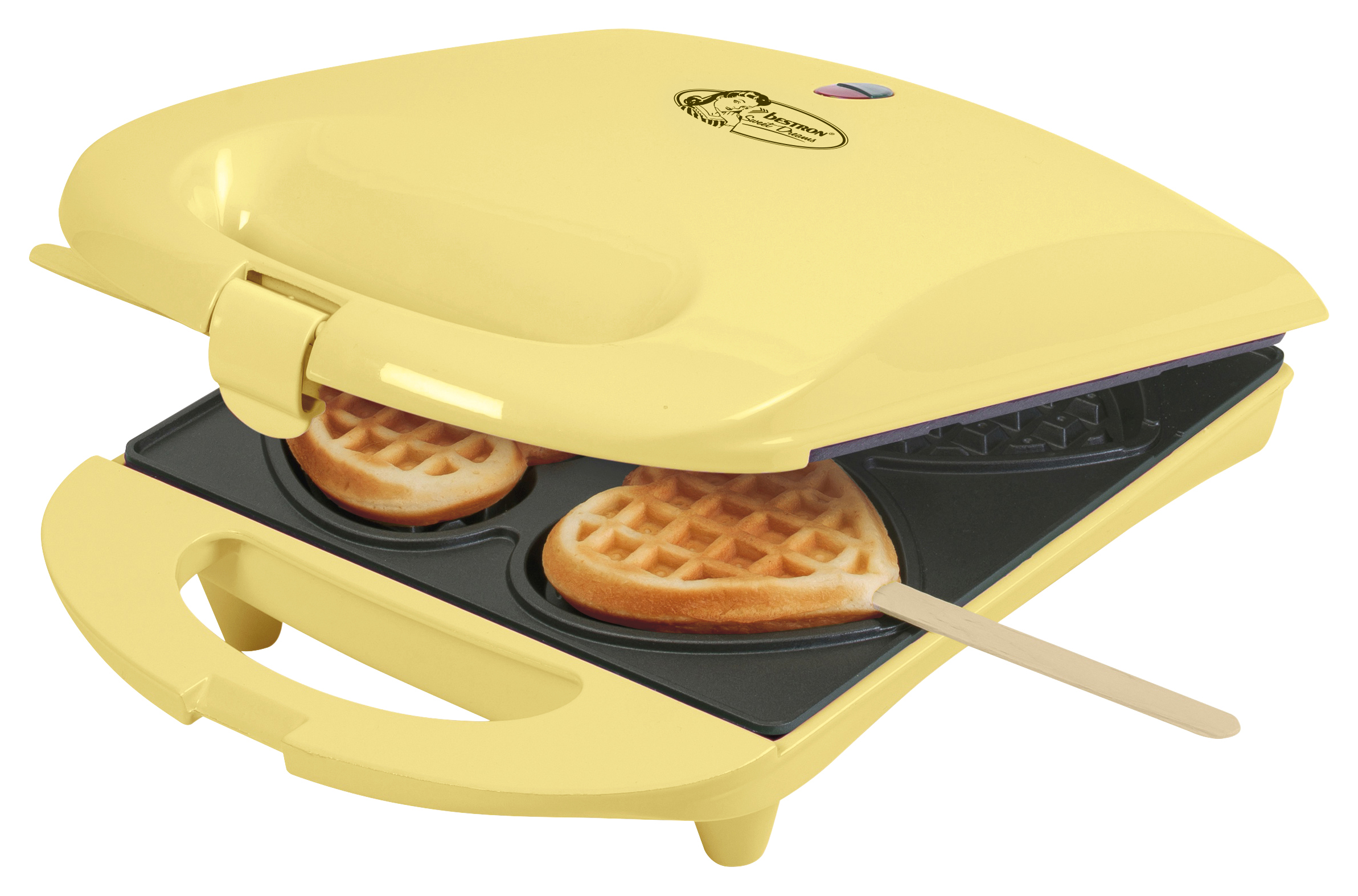 Ein gelber Waffeleisen mit herzförmigen Waffeln. Eine Waffel ist auf einem Stiel. Der Maker ist offen und zeigt die Waffeln.