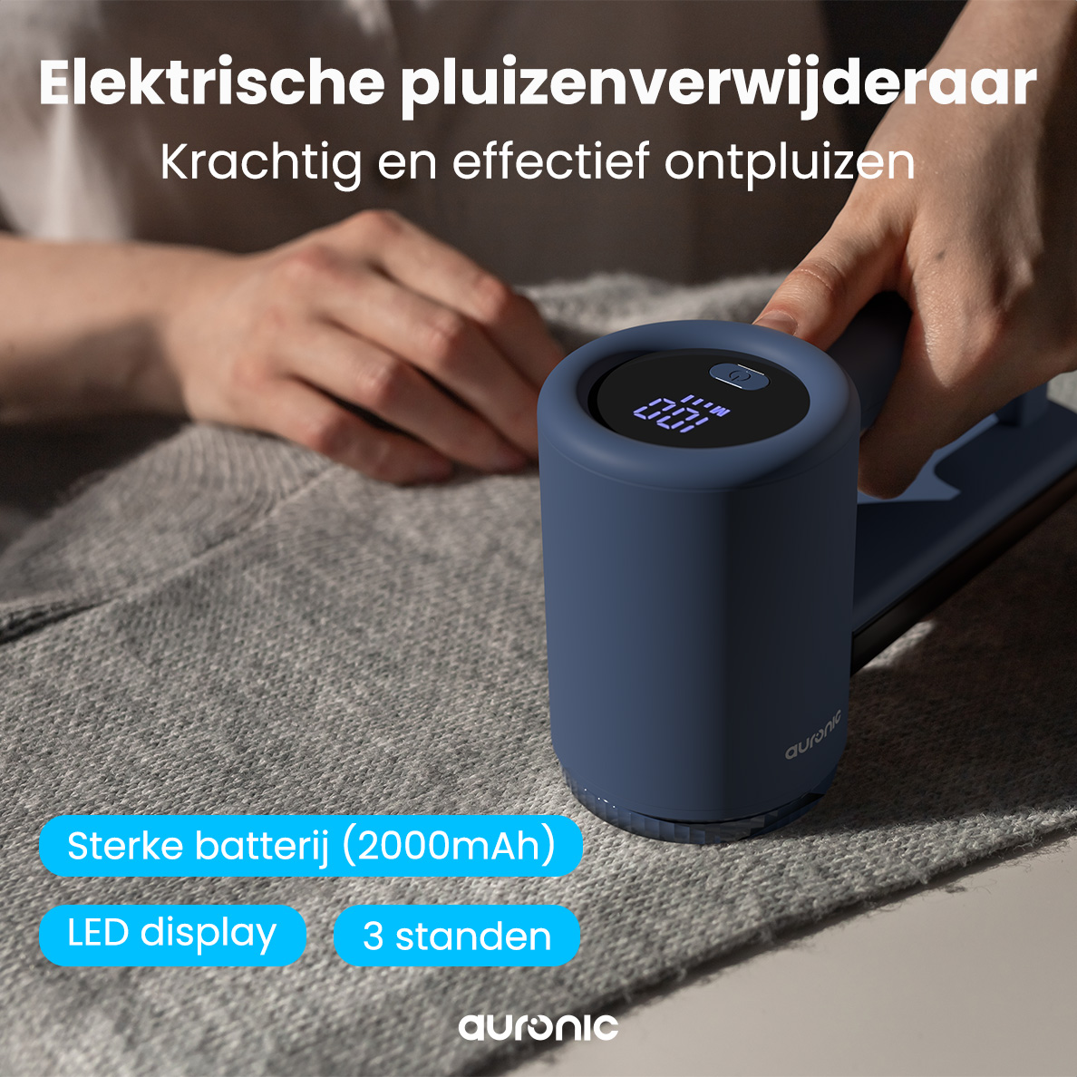 Un rasoir à peluches bleu avec écran numérique est tenu au-dessus d'un pull gris. Le texte indique batterie, affichage LED et 3 réglages.