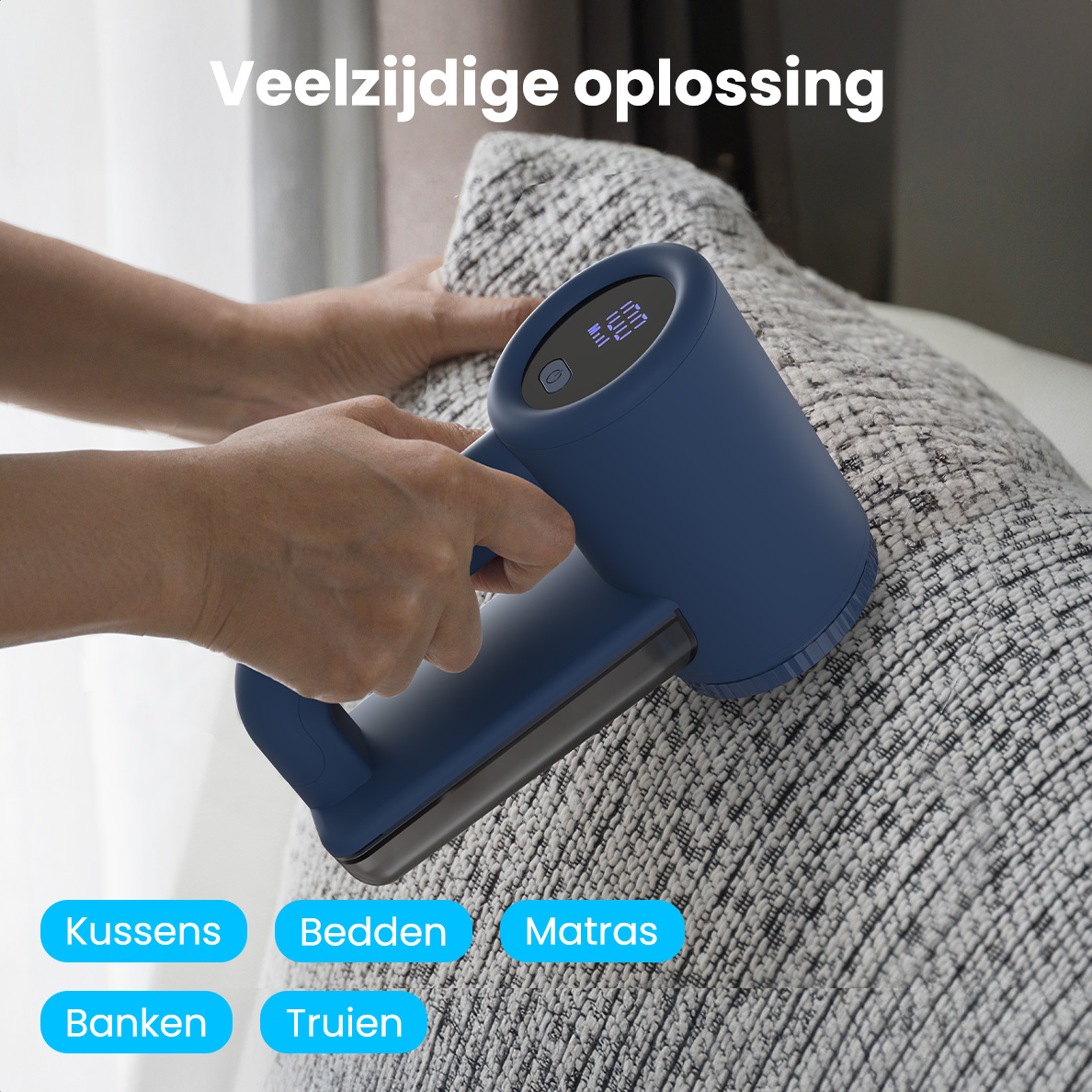 Une personne utilise un rasoir à tissu bleu sur un oreiller à motifs. Le texte en néerlandais comprend des options comme oreillers, lits et matelas.