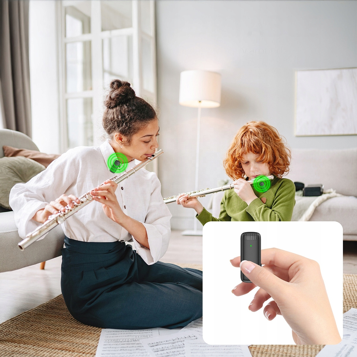 Dwie osoby grają na flecie. Małe urządzenie w dłoni w prawym dolnym rogu obrazu.