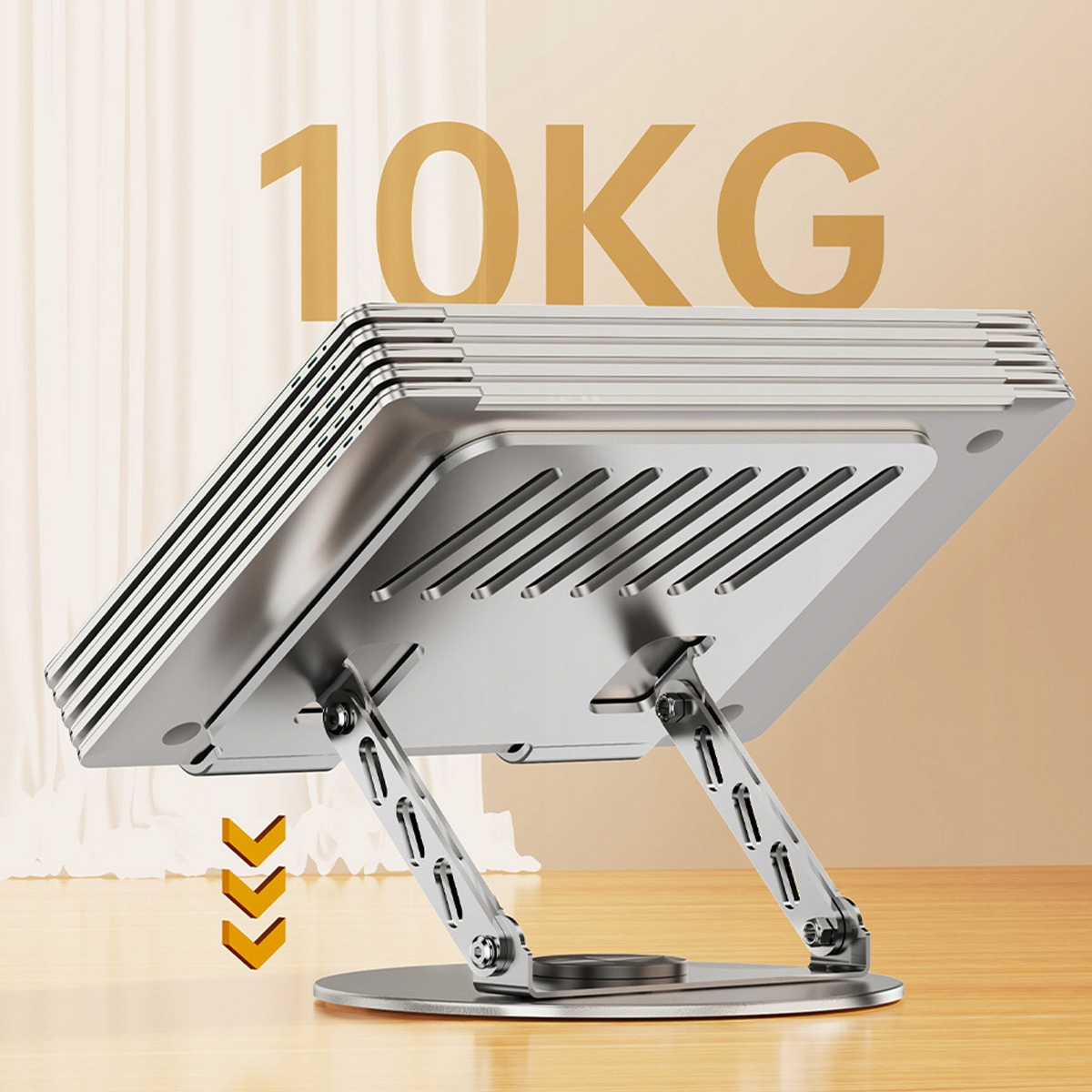 Srebrny stojak na laptopa jest podparty. Stojak stoi na drewnianej powierzchni. W tle widać zasłonę i napis '10KG'.