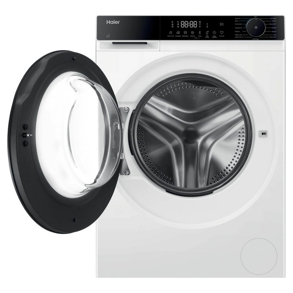 Lavatrice Haier bianca con porta aperta. La porta ha un telaio nero, l'interno è argentato. Display digitale in alto.
