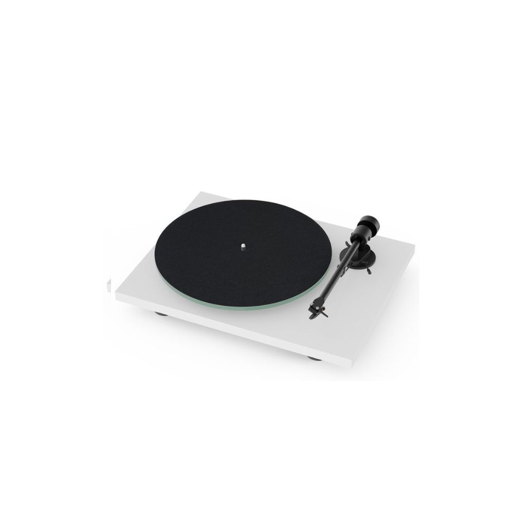 Biały gramofon z czarnym talerzem i ramieniem na białej powierzchni. Tło jest białe.