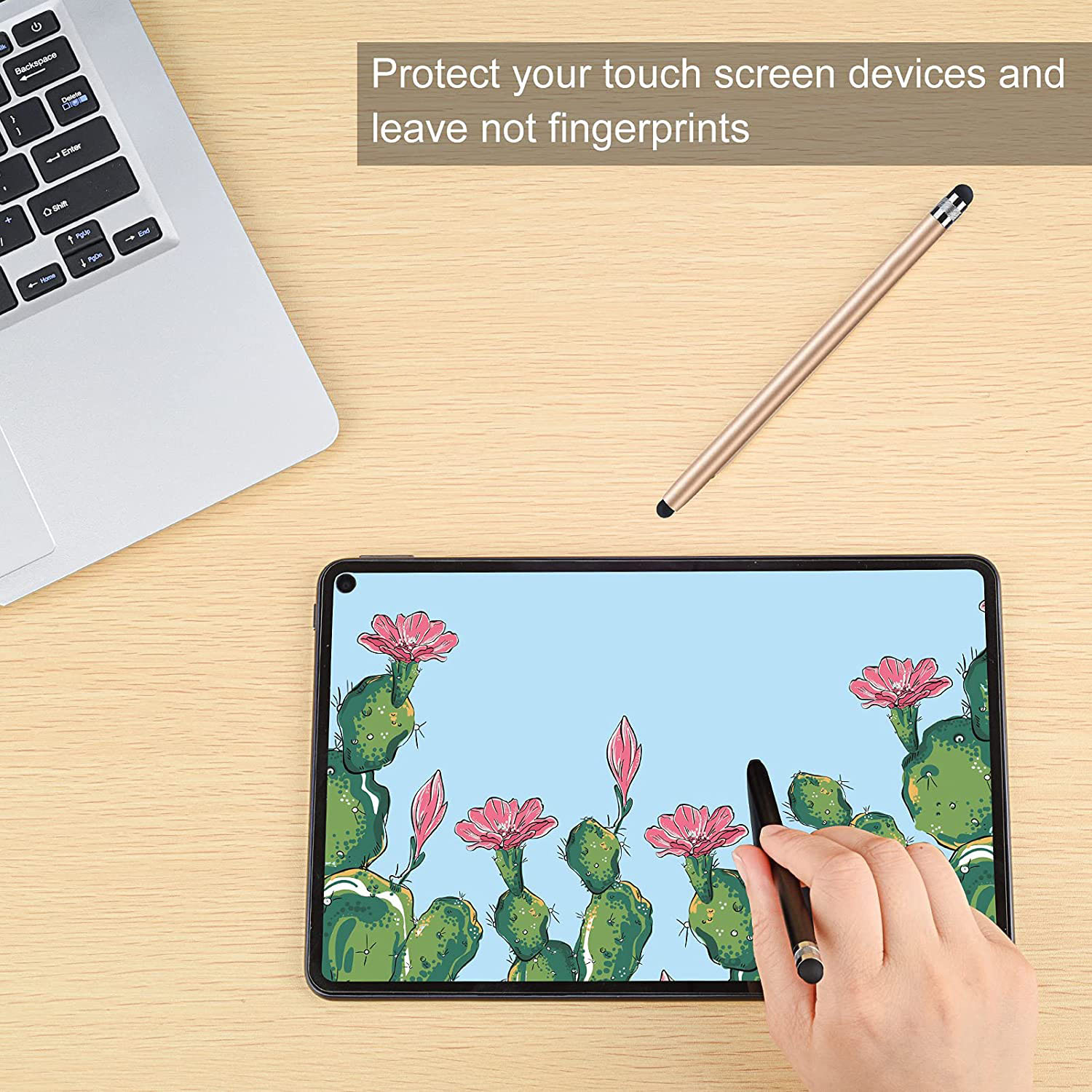 Ein Tablet mit Kaktuszeichnung wird mit einem Stift bedient. Ein Laptop und ein zweiter Stift liegen auch auf dem Holztisch.