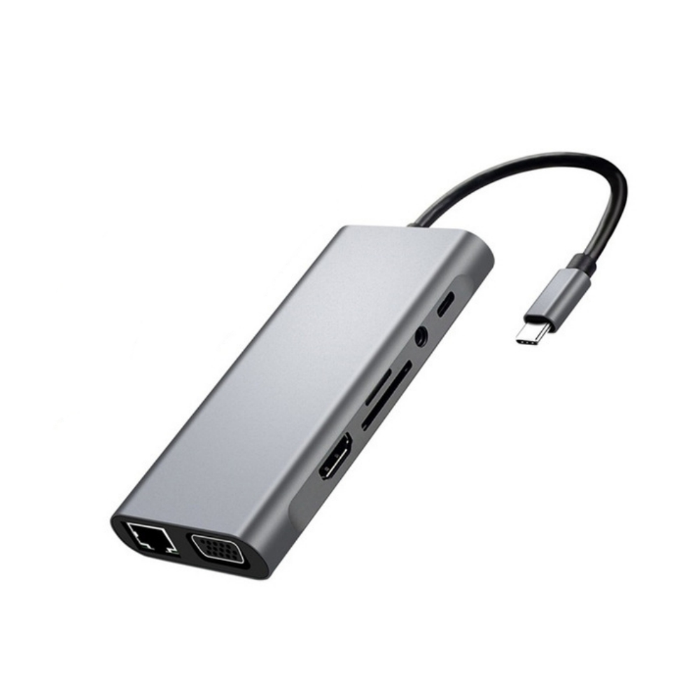 Ein silberner USB-C-Hub mit mehreren Anschlüssen, einschließlich HDMI, USB und Kartenleser. Er hat ein schwarzes Kabel.