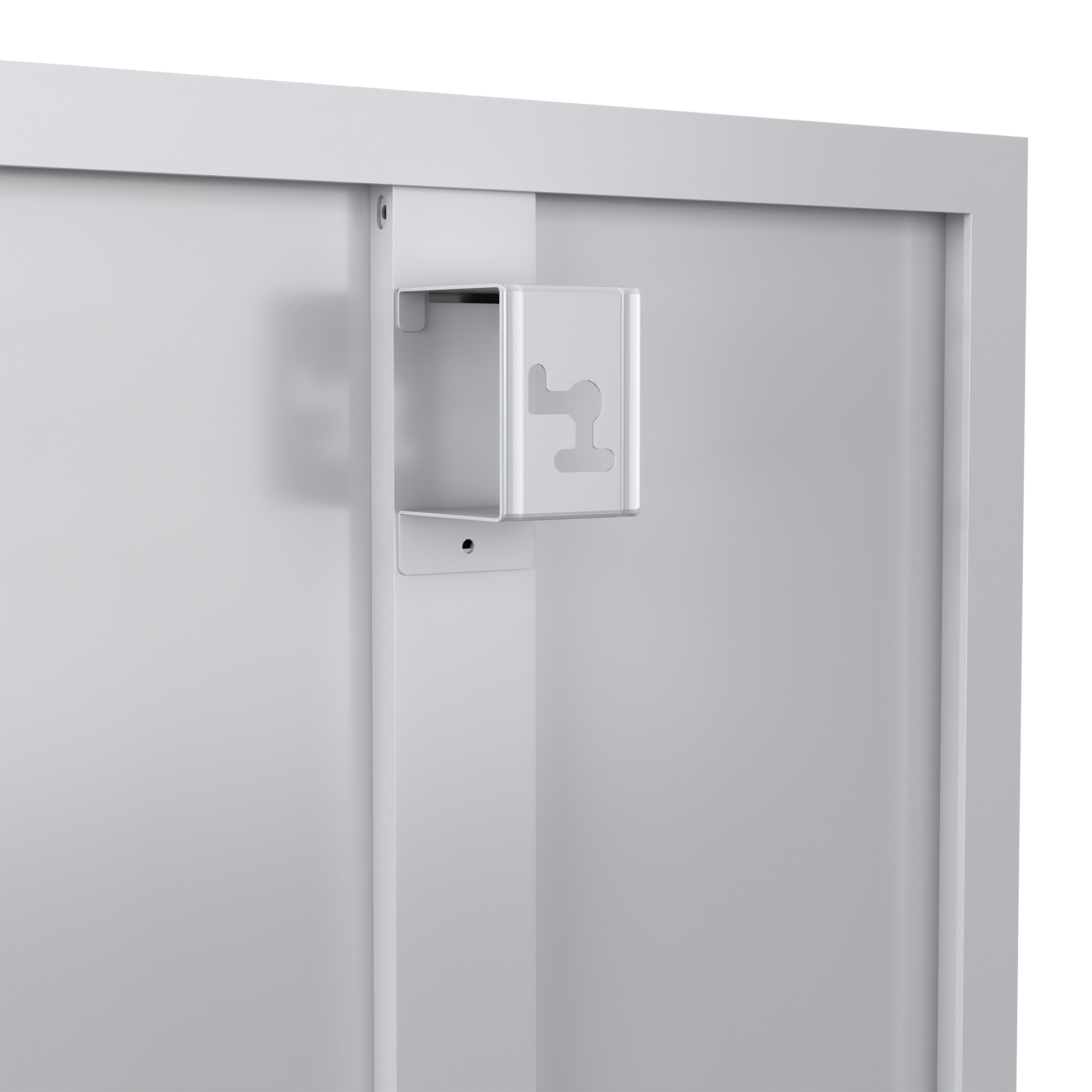 Nahaufnahme einer weißen Wand mit einer Metallhalterung. Die Halterung hält einen kleinen, transparenten, rechteckigen Behälter.
