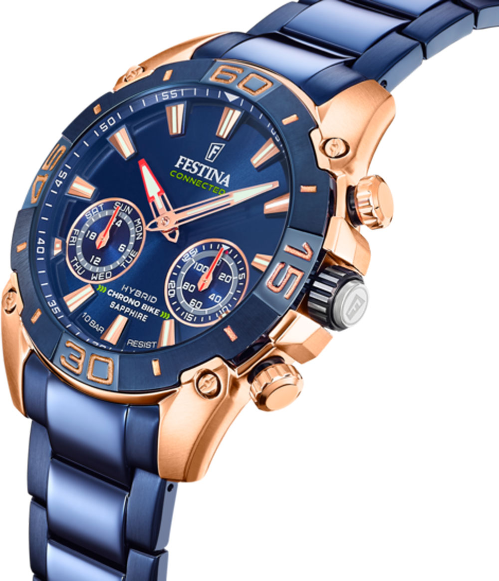 Eine Festina Connected Uhr. Sie hat ein blaues Zifferblatt mit goldenen Akzenten. Das Uhrenarmband ist blau. Die Uhr zeigt die Uhrzeit und den Tag.