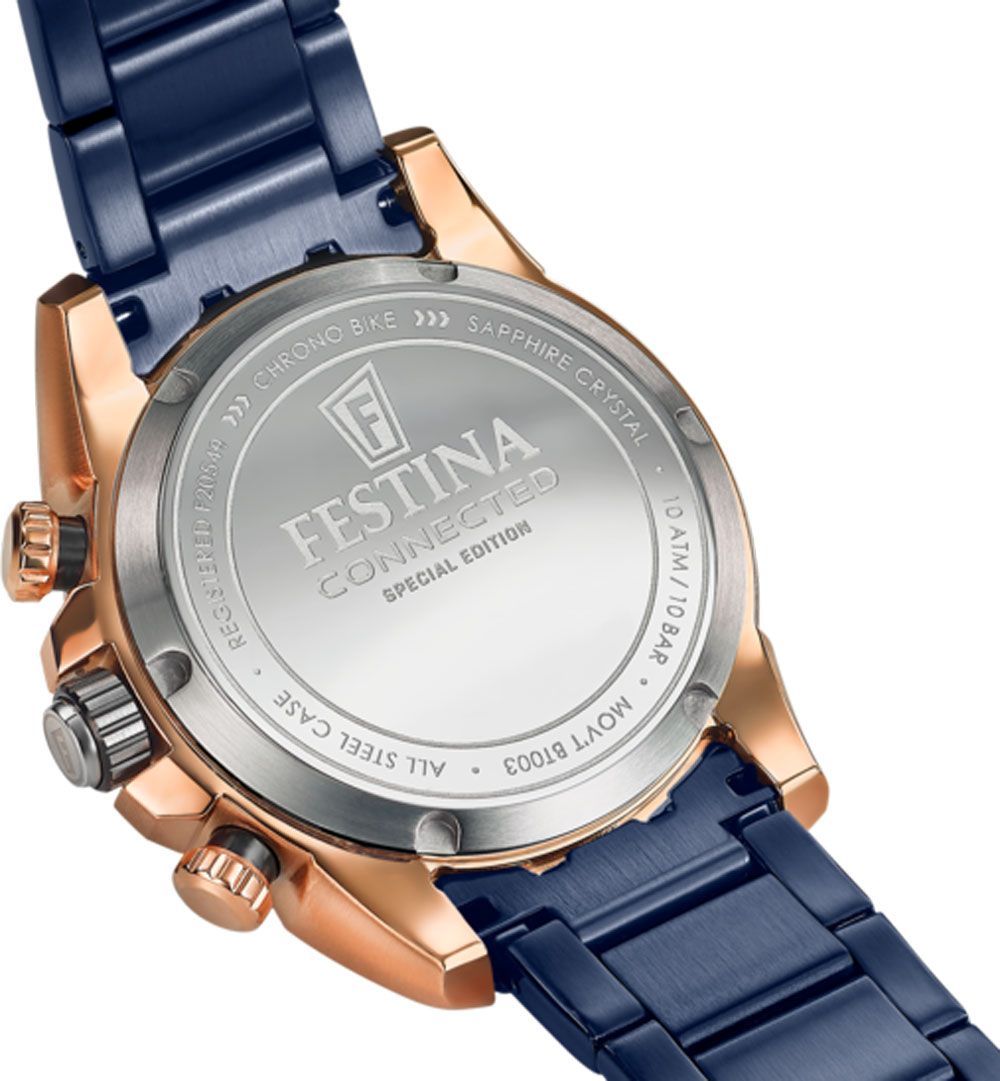 Nahaufnahme einer Festina Connected Uhr. Sie hat ein blaues Armband, ein goldfarbenes Gehäuse und einen silbernen Rücken mit Text und dem Festina-Logo.