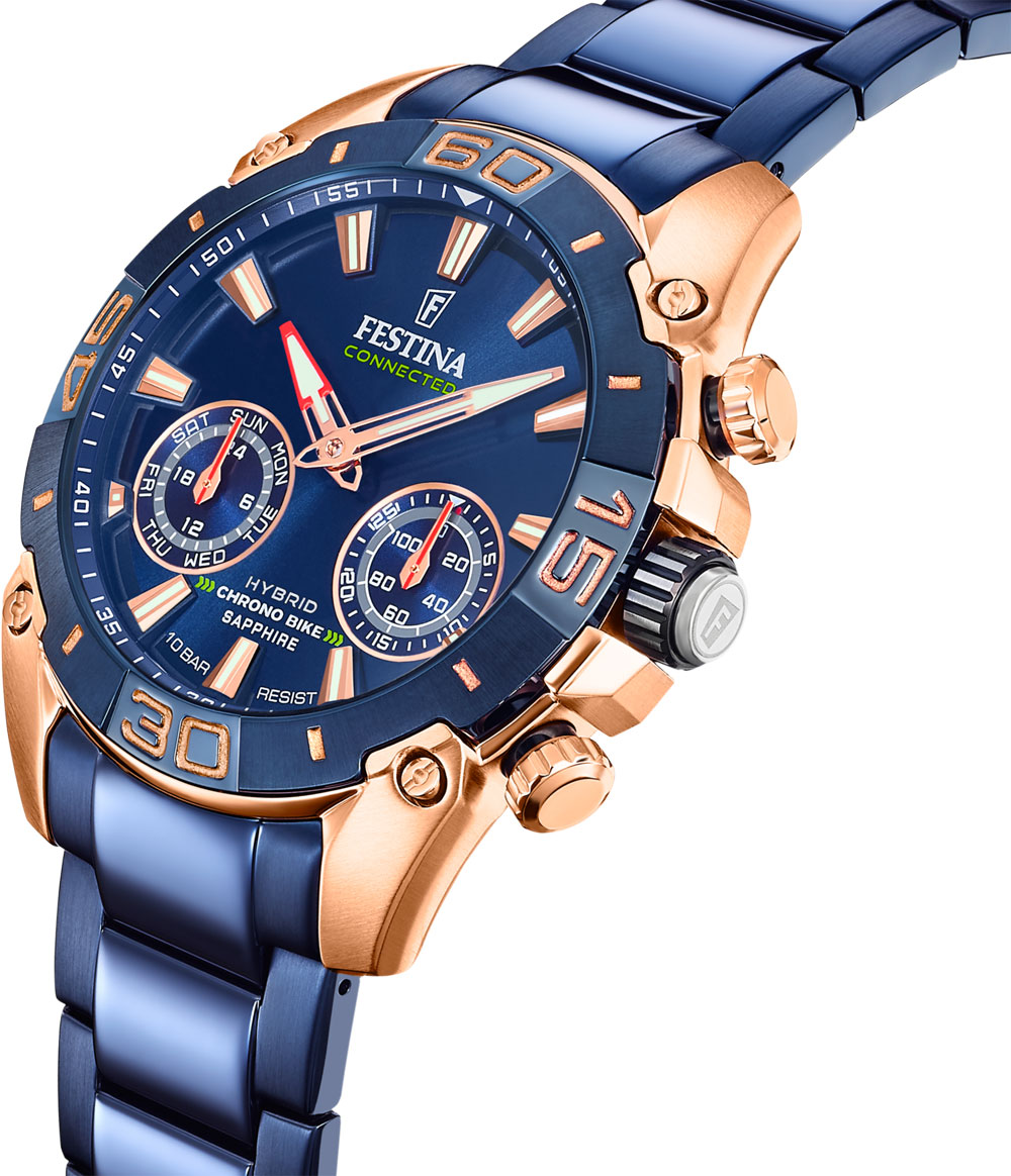 Nahaufnahme einer blauen und goldenen Festina-Uhr. Sie hat ein blaues Zifferblatt mit goldenen Akzenten und ein blaues Metallarmband. Die Uhr zeigt die Zeit an.