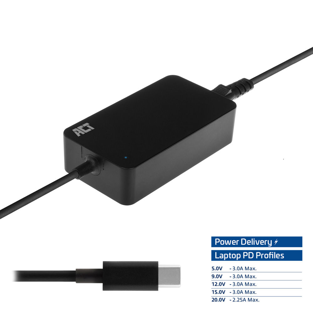 Een zwarte ACT-stroomadapter met een USB-C-kabel. PD-profielen worden vermeld. De adapter staat op een witte achtergrond.