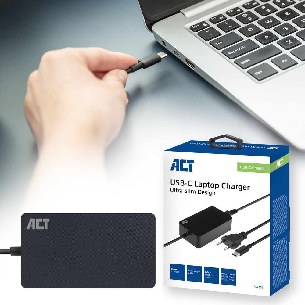 Een hand steekt een USB-C-kabel in een laptop. Een oplader en een oplaadblok bevinden zich respectievelijk rechts en links op een tafel.