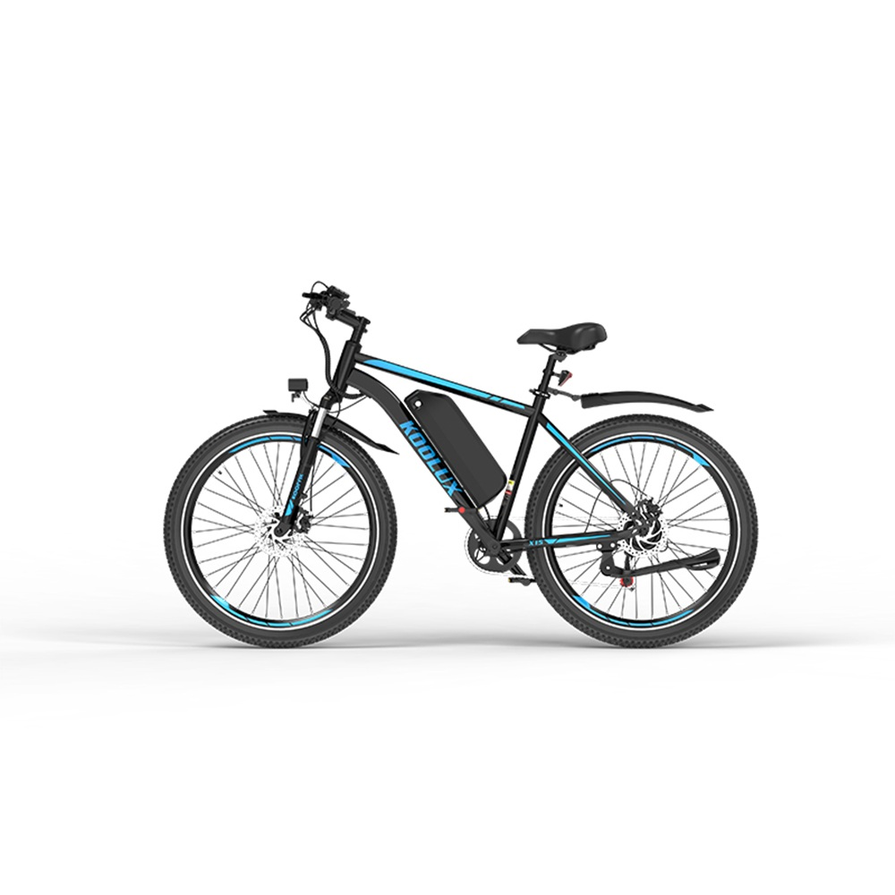 Schwarzes und blaues Elektrofahrrad auf weißem Hintergrund. Das Fahrrad hat große Reifen, einen Akku und den Markennamen KOOLUX.