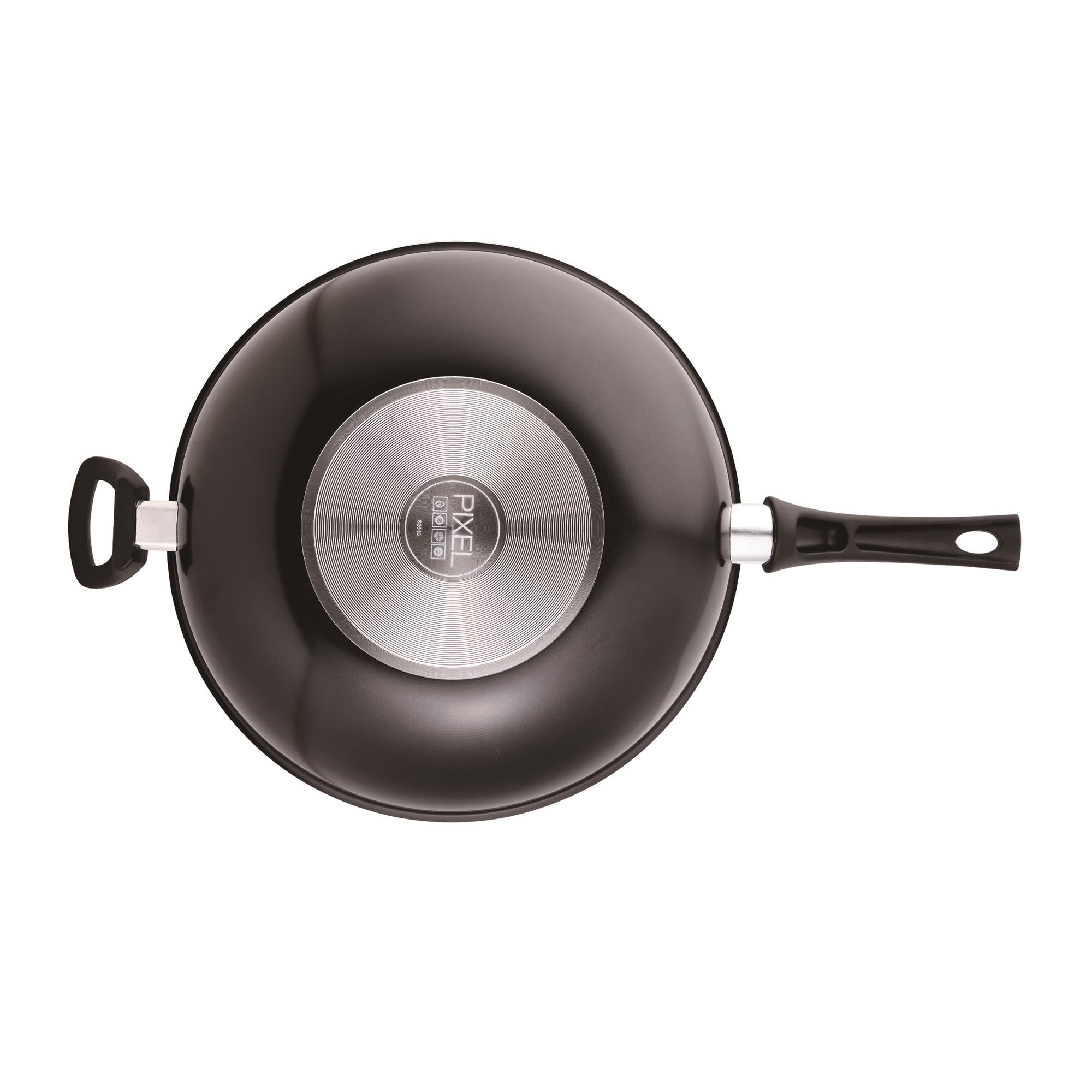 Vista superior de una sartén wok negra con fondo y asas plateadas, aislada sobre fondo blanco.