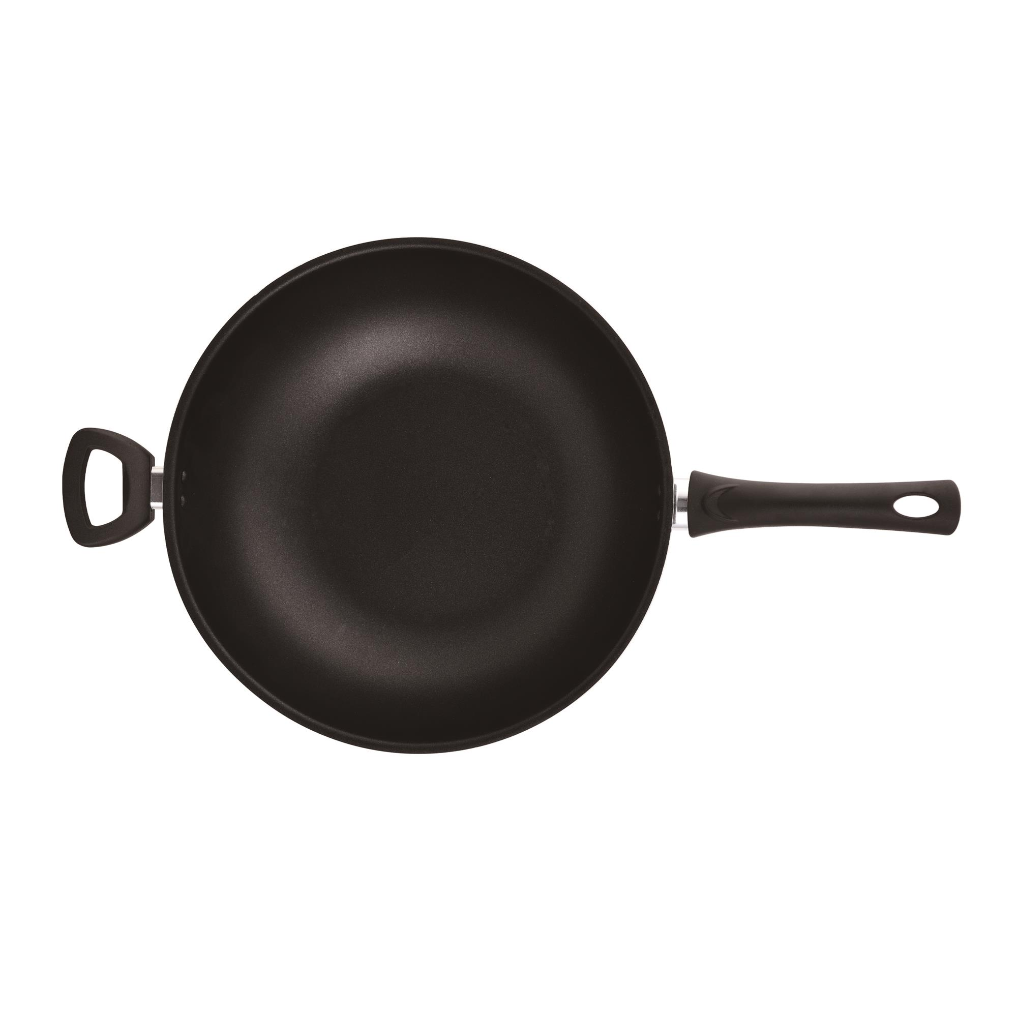 Una sartén wok negra con dos asas, una en forma de lazo y otra con agarre. El fondo es blanco.