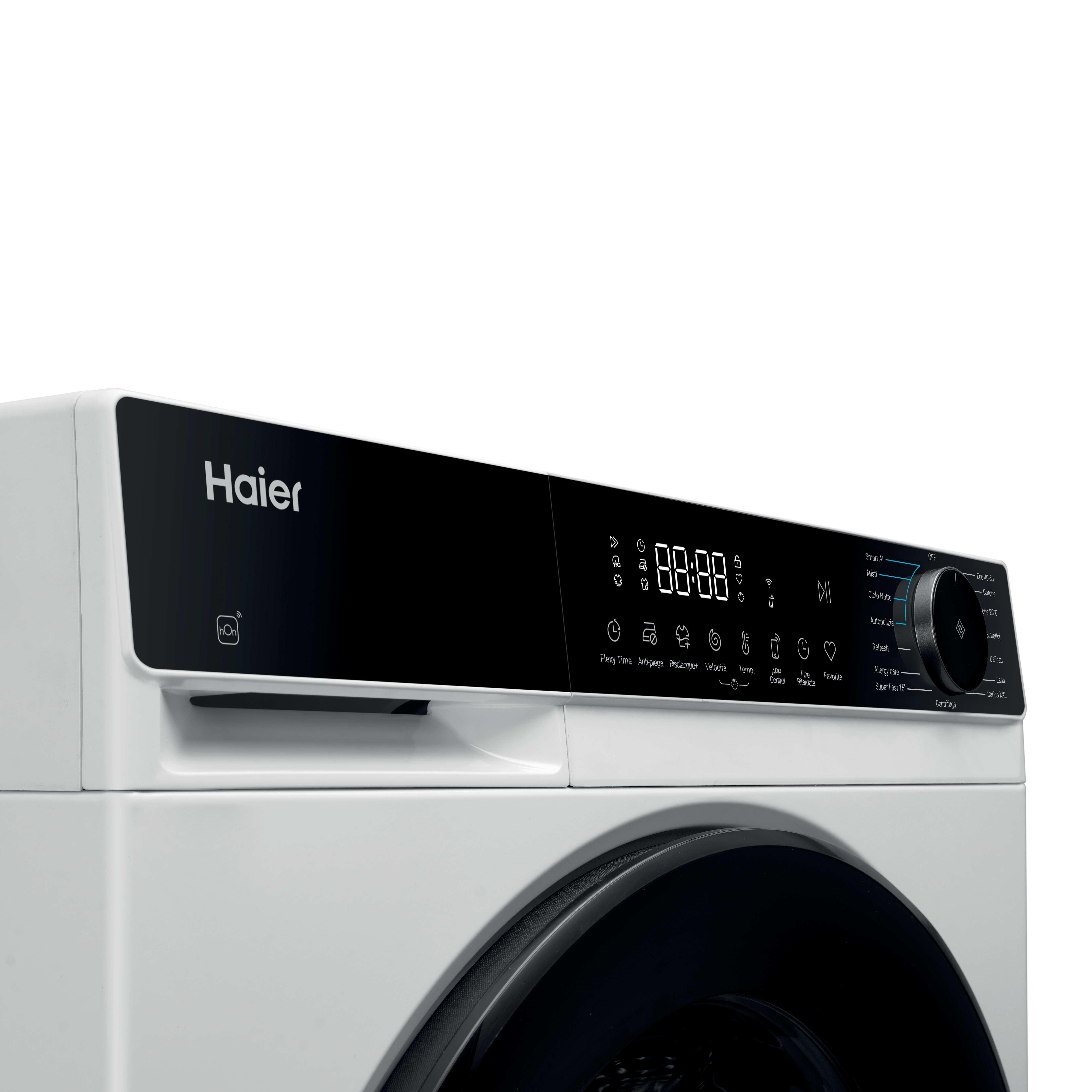 Primo piano di una lavatrice Haier. Ha un display nero con impostazioni e un quadrante per i cicli di lavaggio.