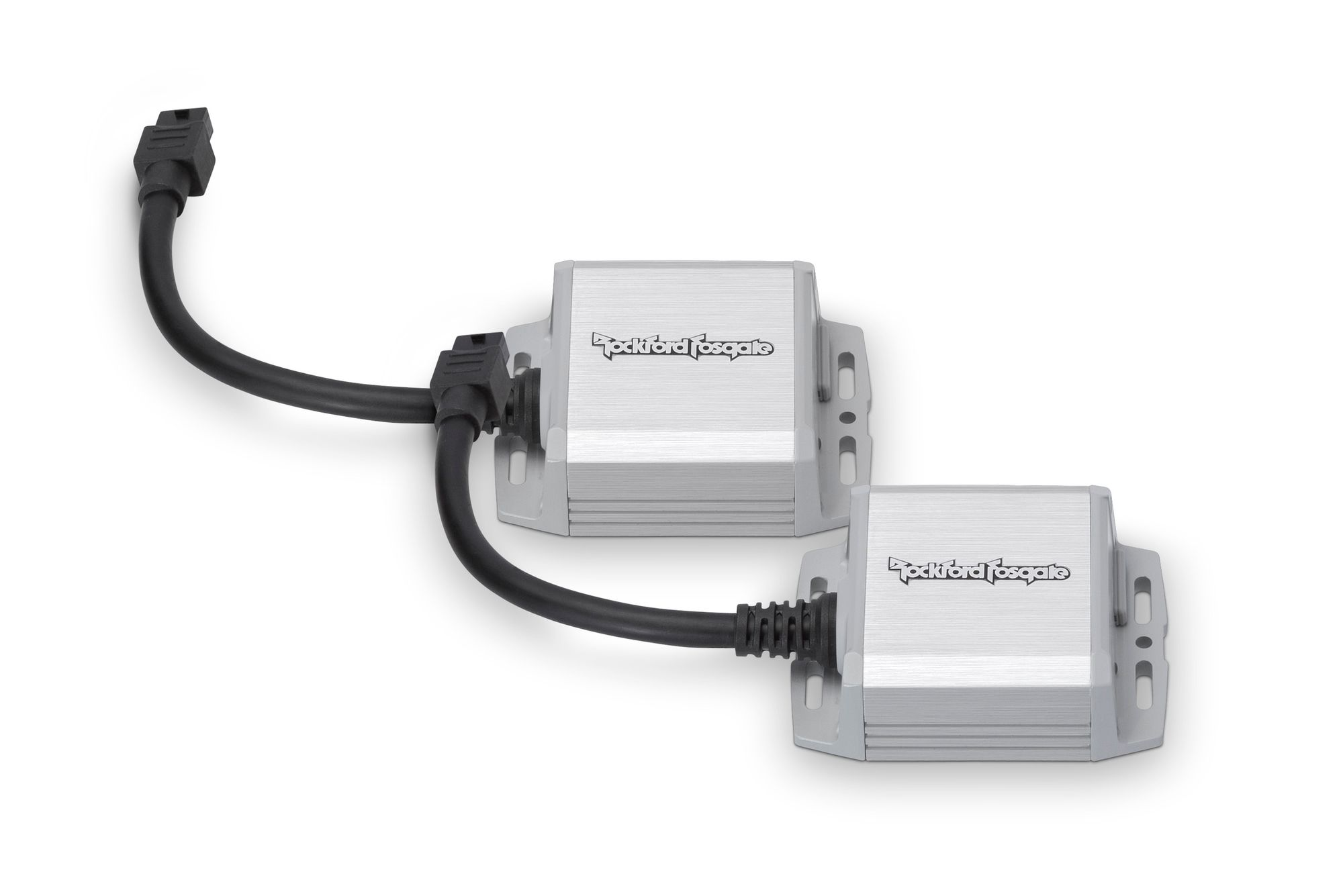 Zwei silberne Rockford Fosgate Verstärker, die durch schwarze Kabel verbunden sind. Auf weißem Hintergrund.