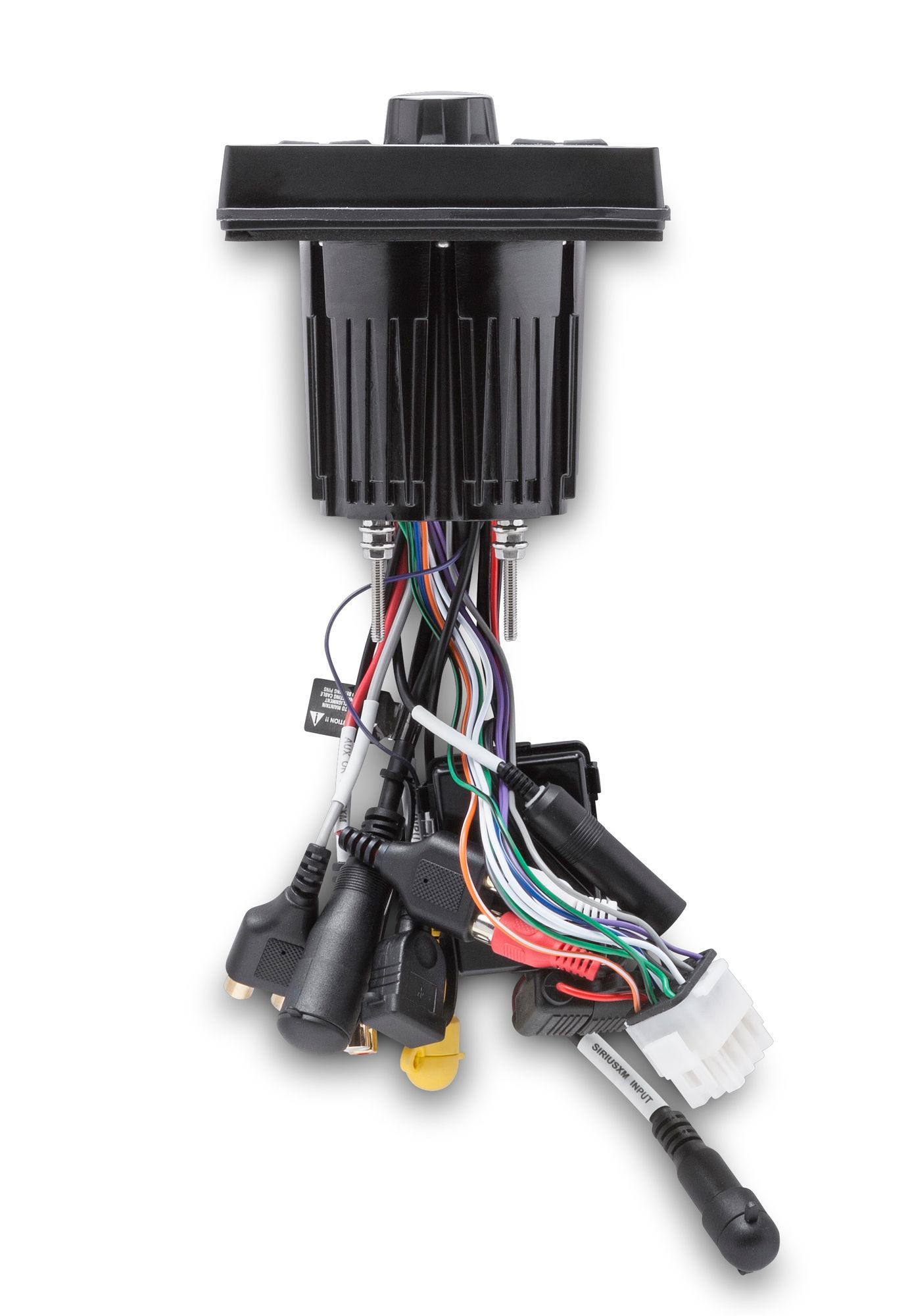 Ein schwarzes Autoradio mit vielen Drähten und Anschlüssen. Enthält einen Drehknopf, mehrere Stecker und einen SiriusXM-Eingang.